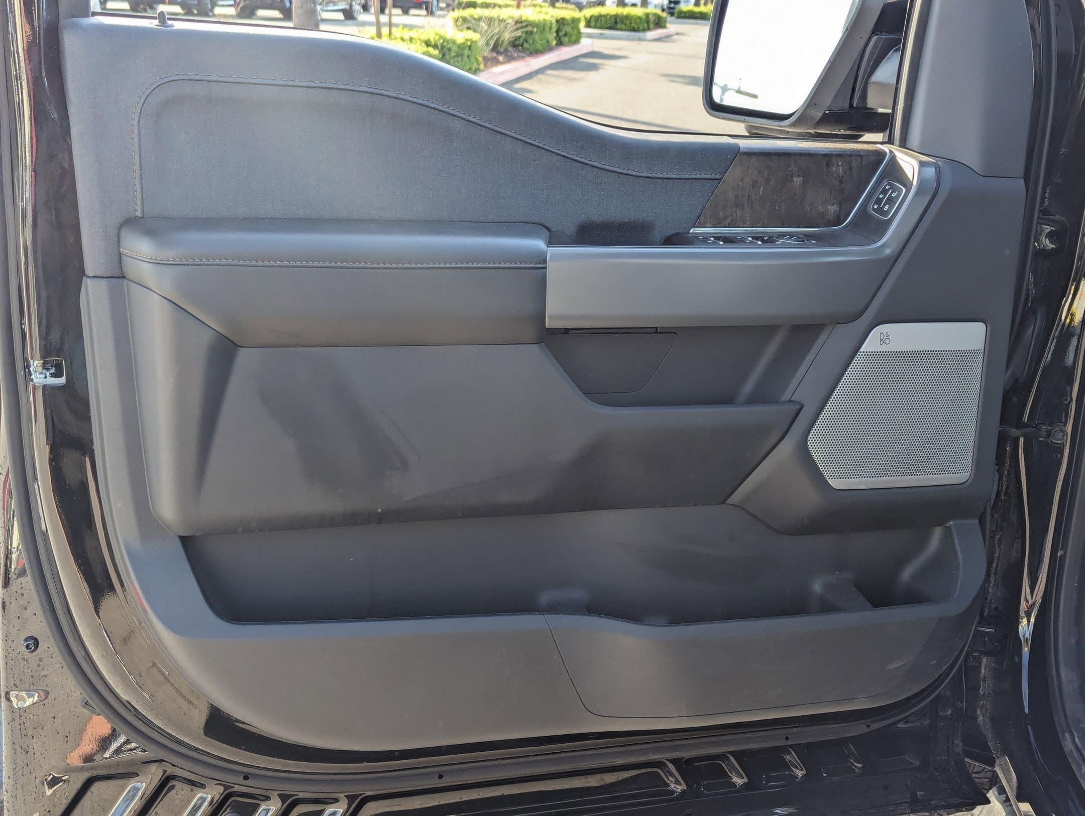 Vehicle photo 12