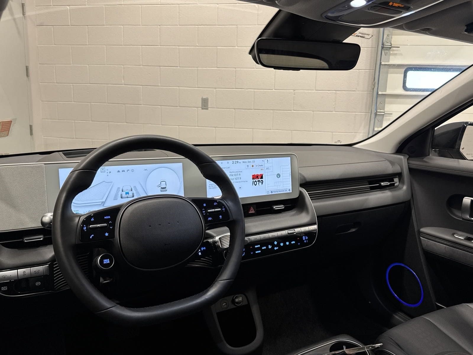 Vehicle photo 24
