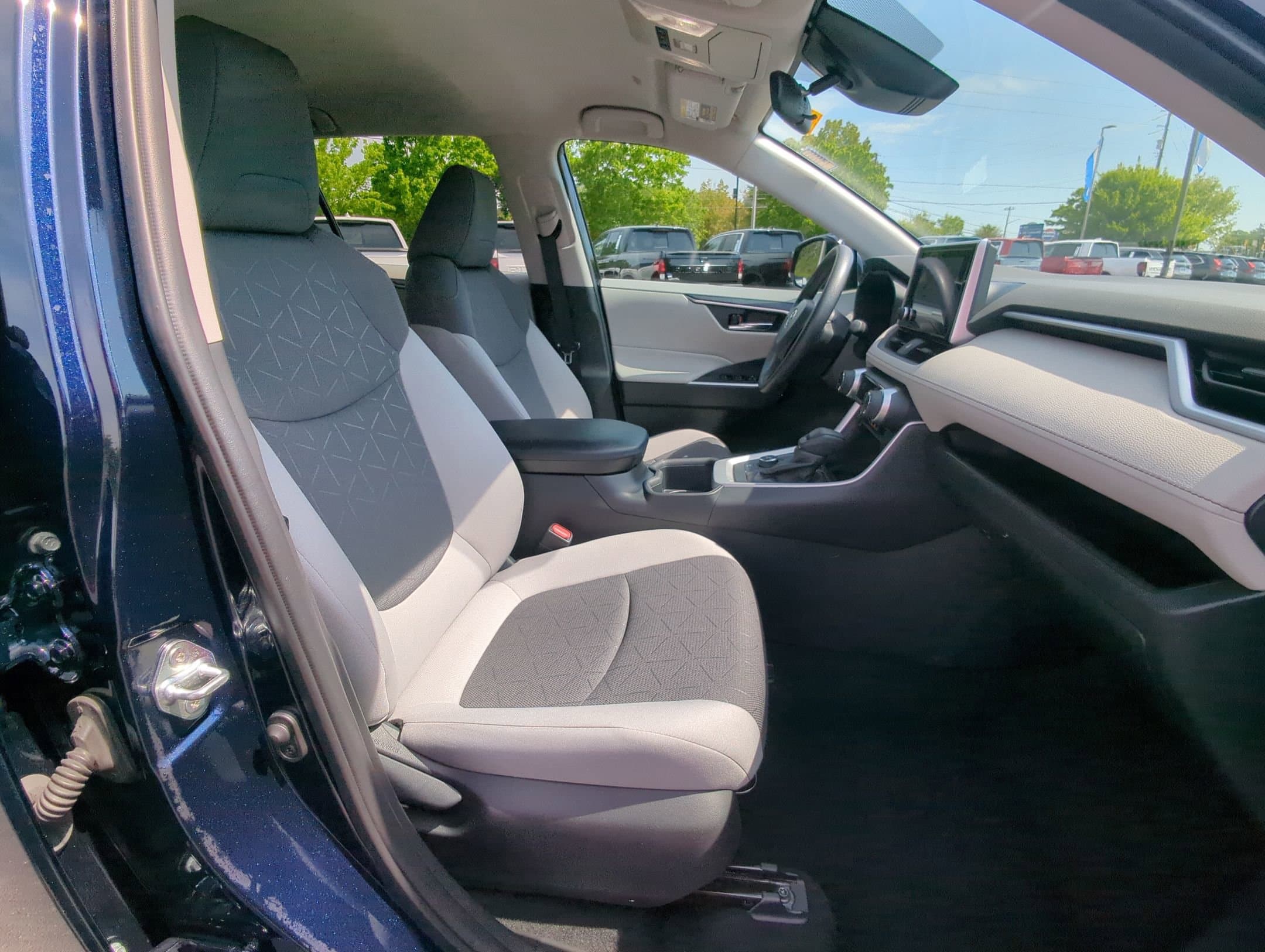 Vehicle photo 28