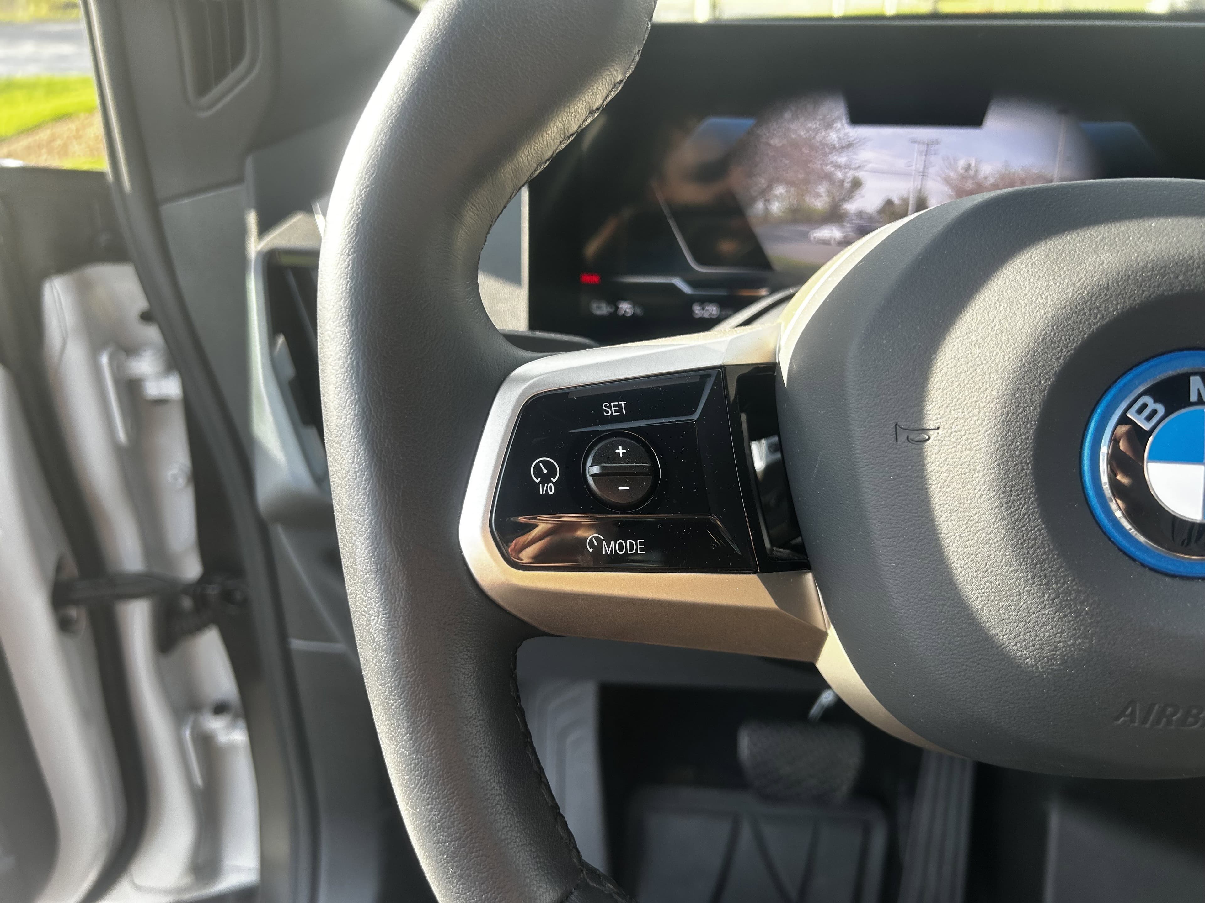 Vehicle photo 12