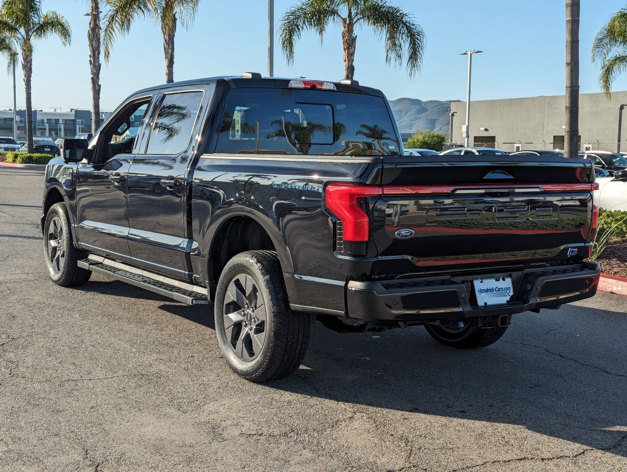 Vehicle photo 6