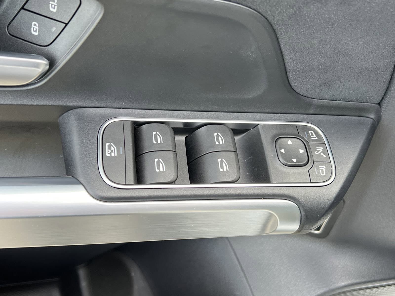 Vehicle photo 13