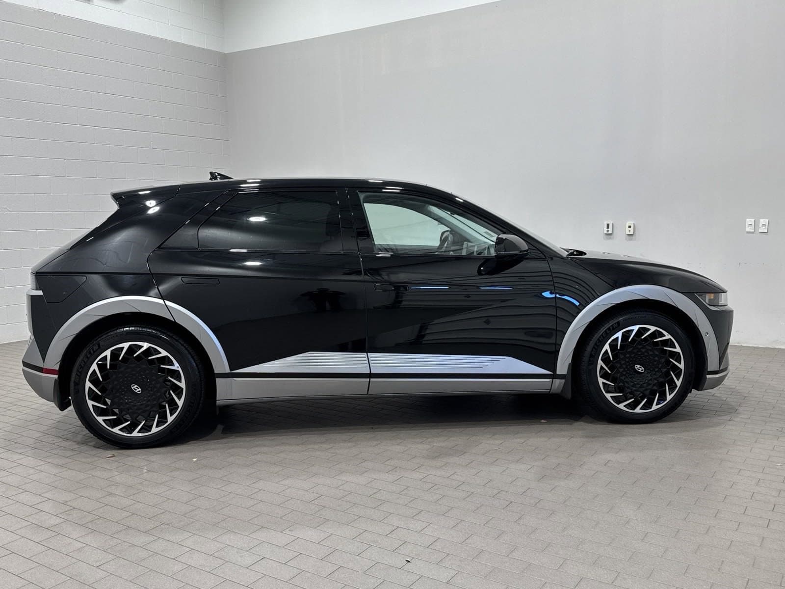 Vehicle photo 8