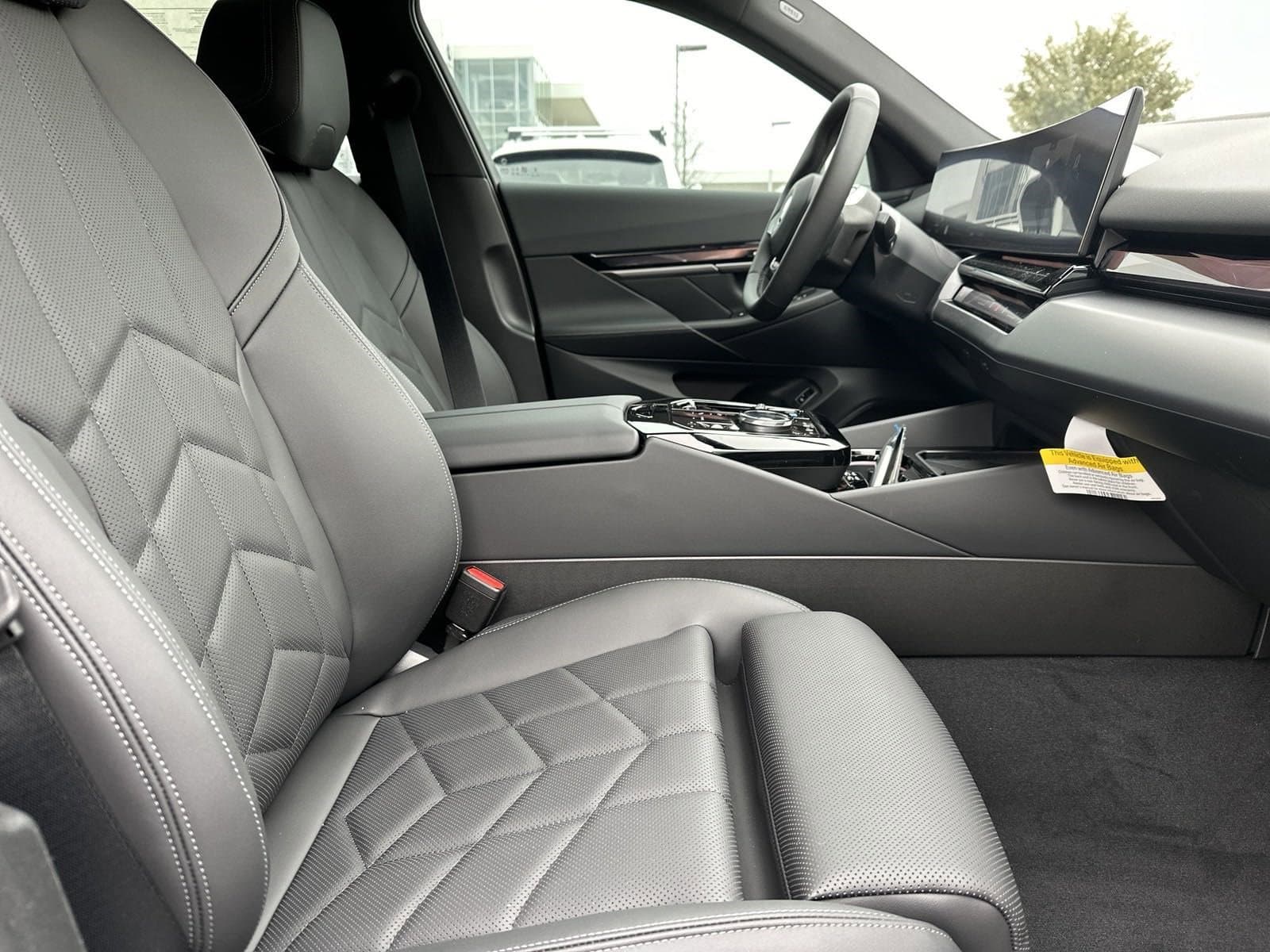 Vehicle photo 19