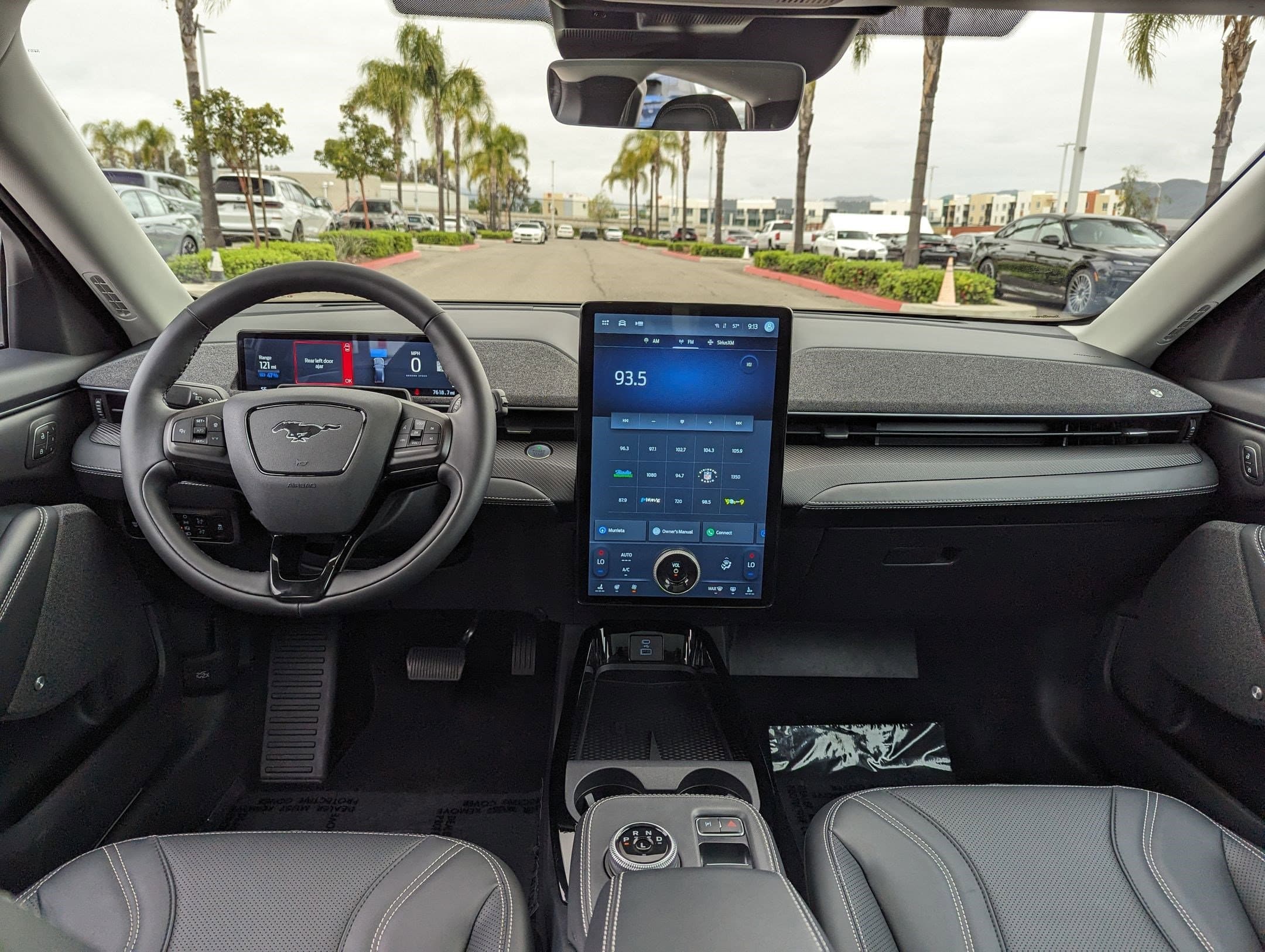 Vehicle photo 28