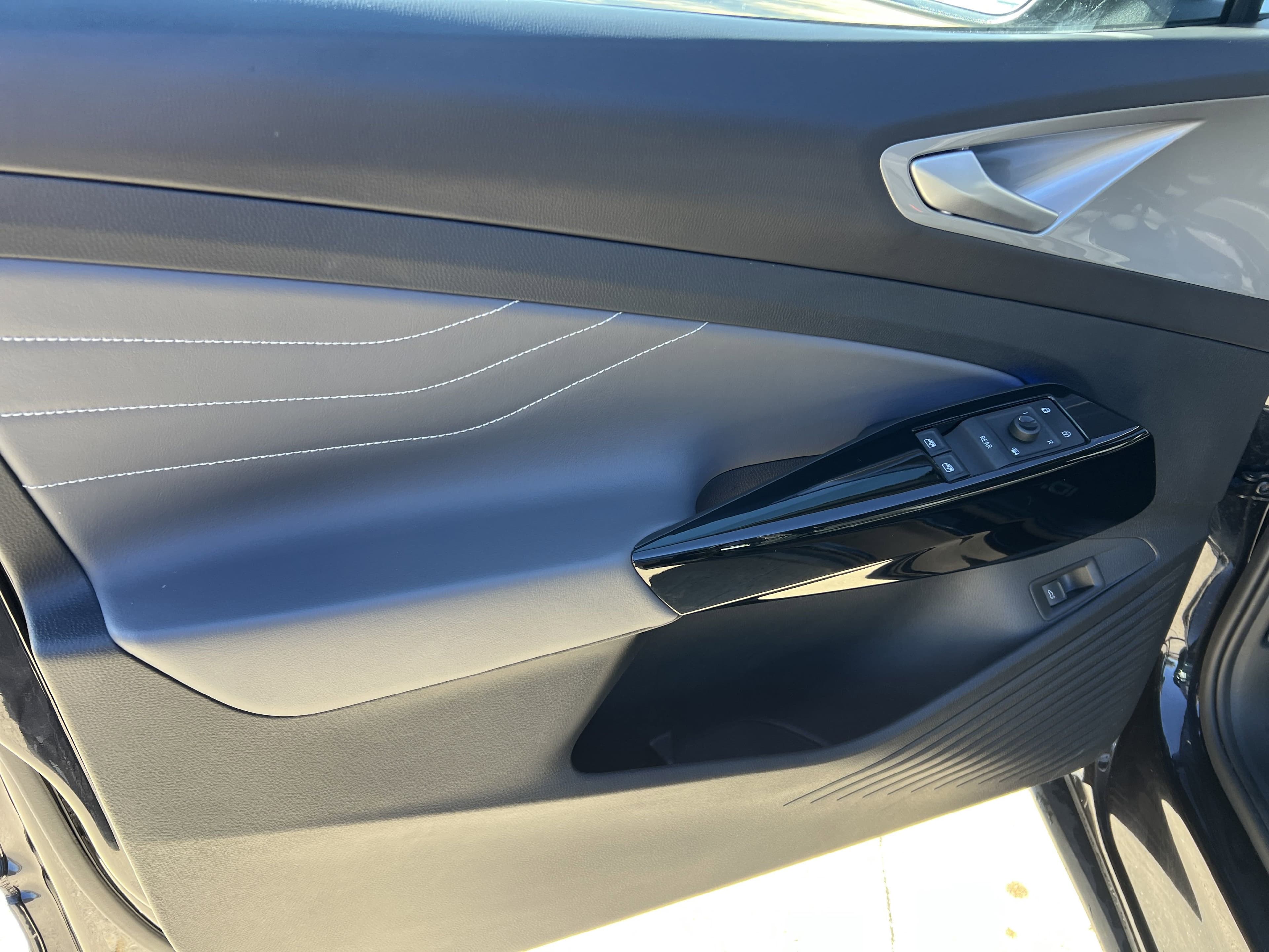 Vehicle photo 11