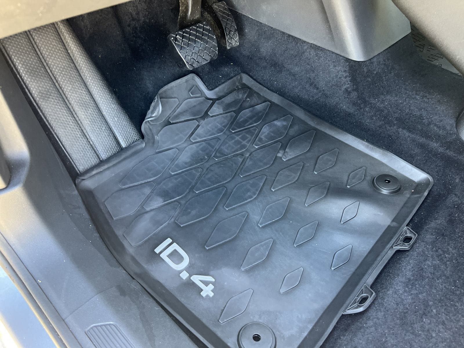 Vehicle photo 19
