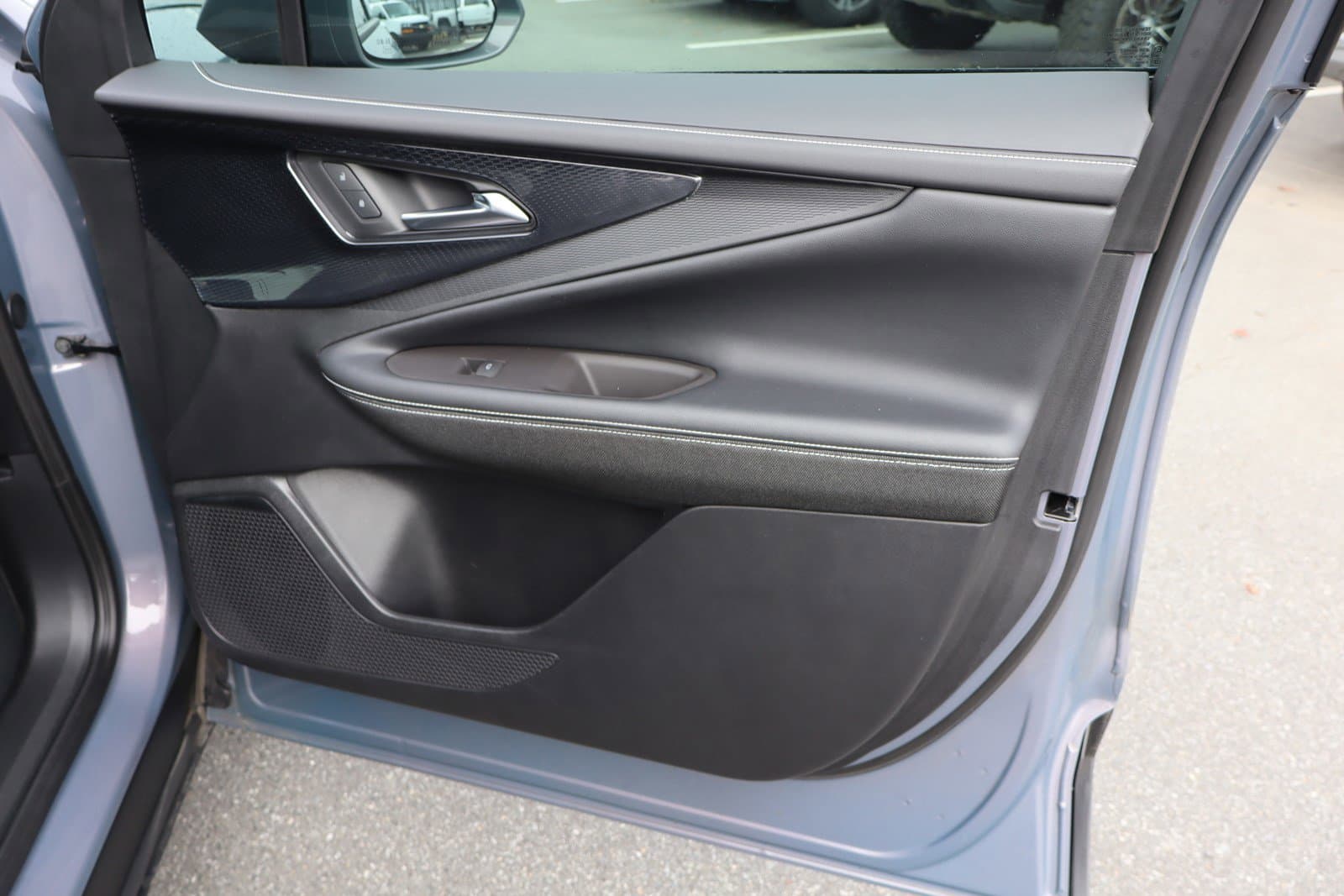 Vehicle photo 34