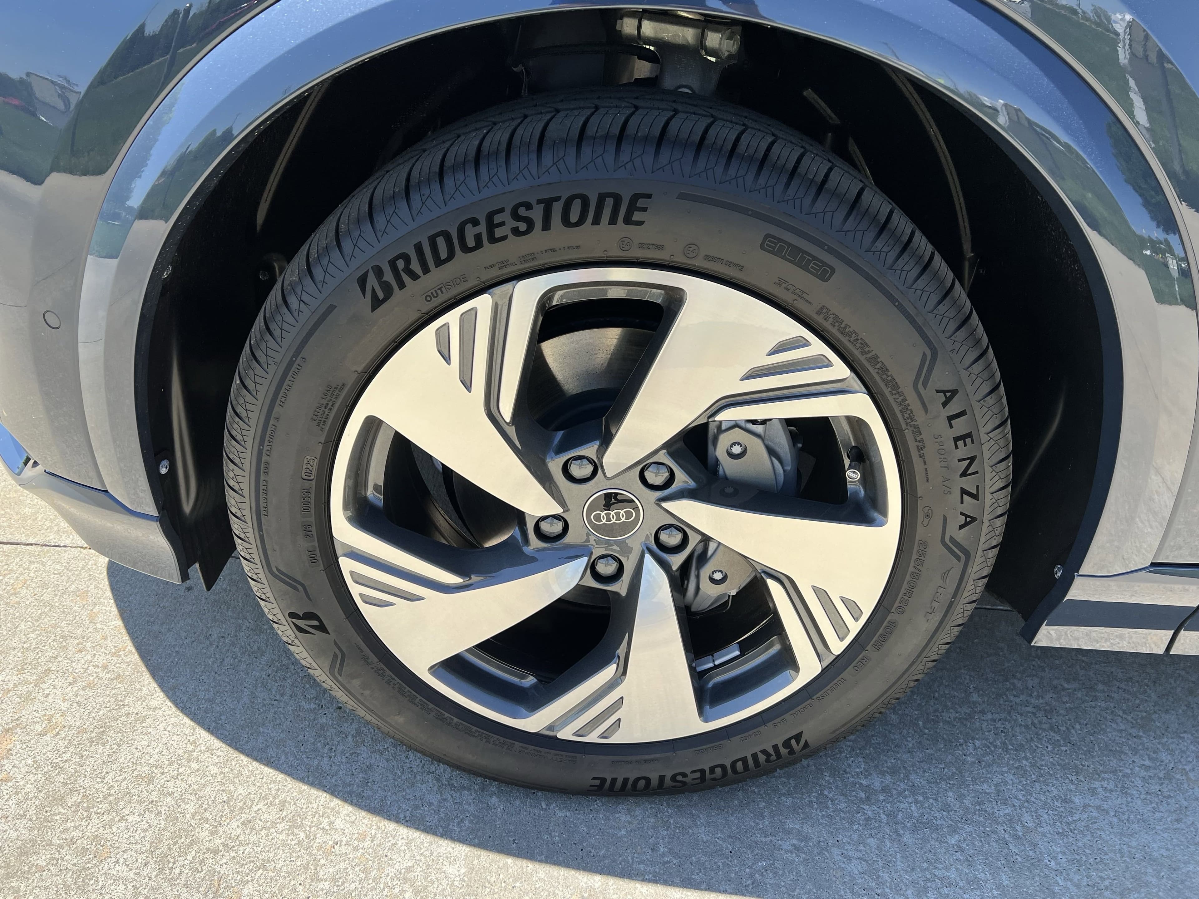 Vehicle photo 11