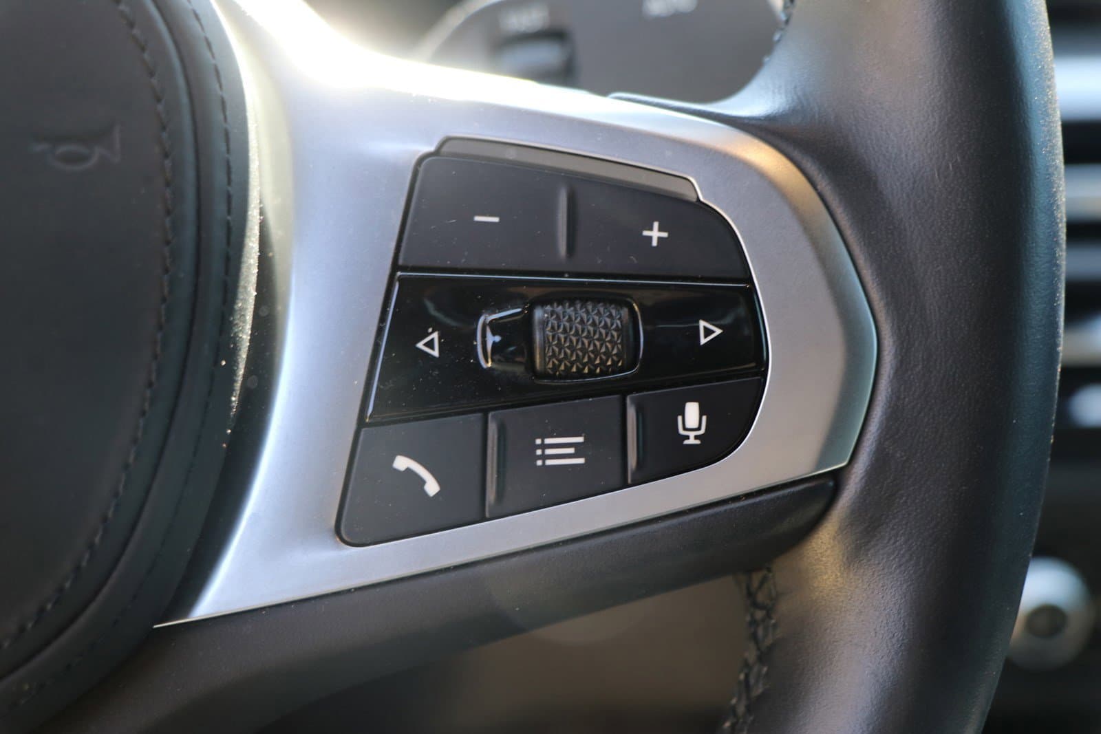 Vehicle photo 17