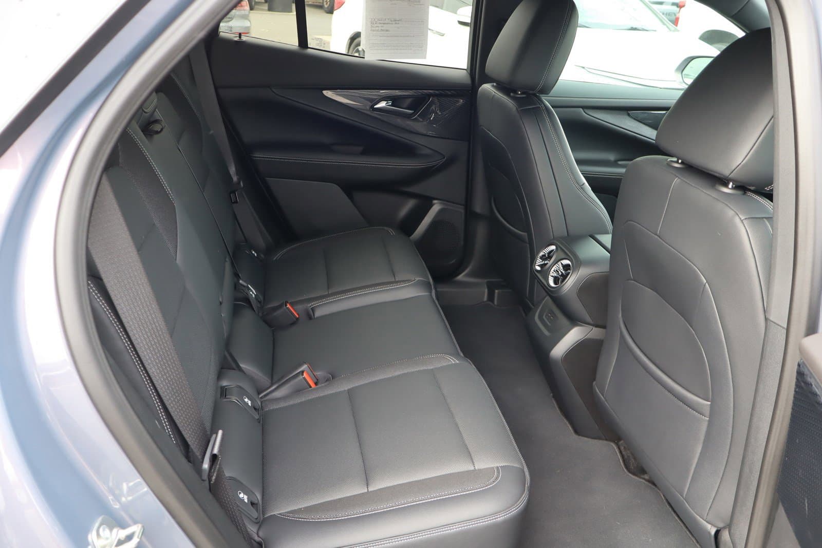 Vehicle photo 33