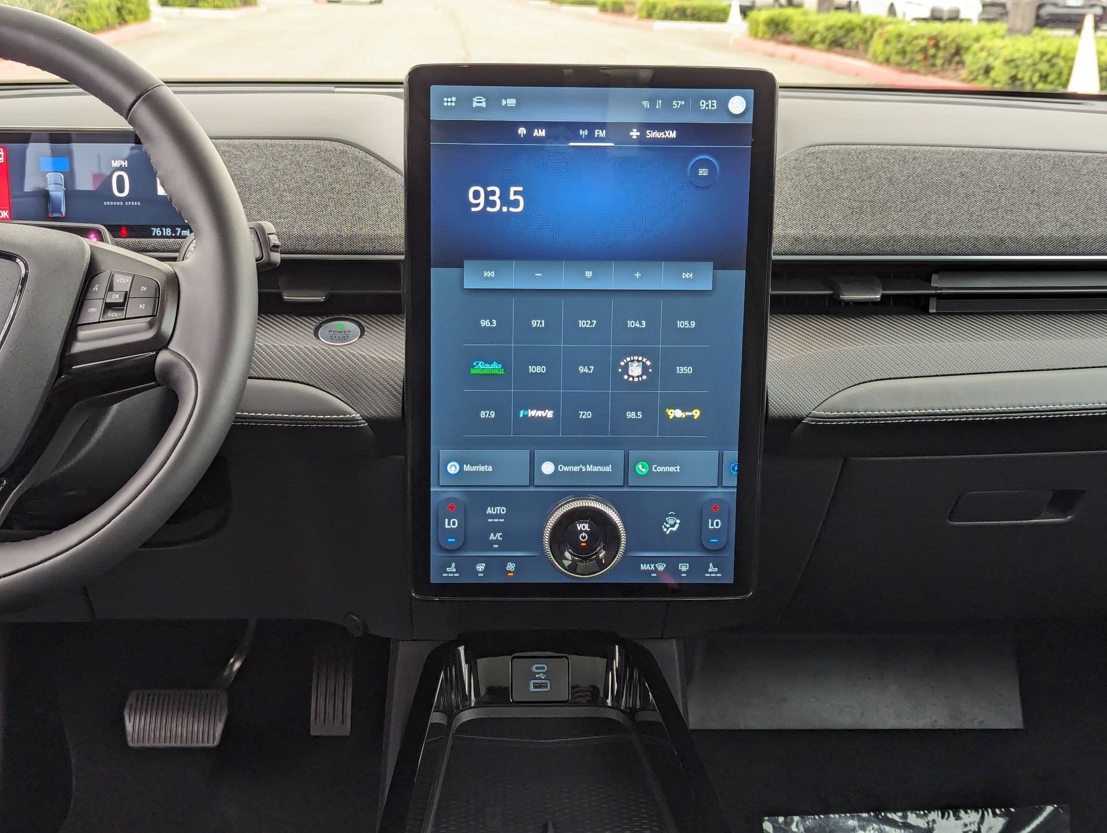 Vehicle photo 29