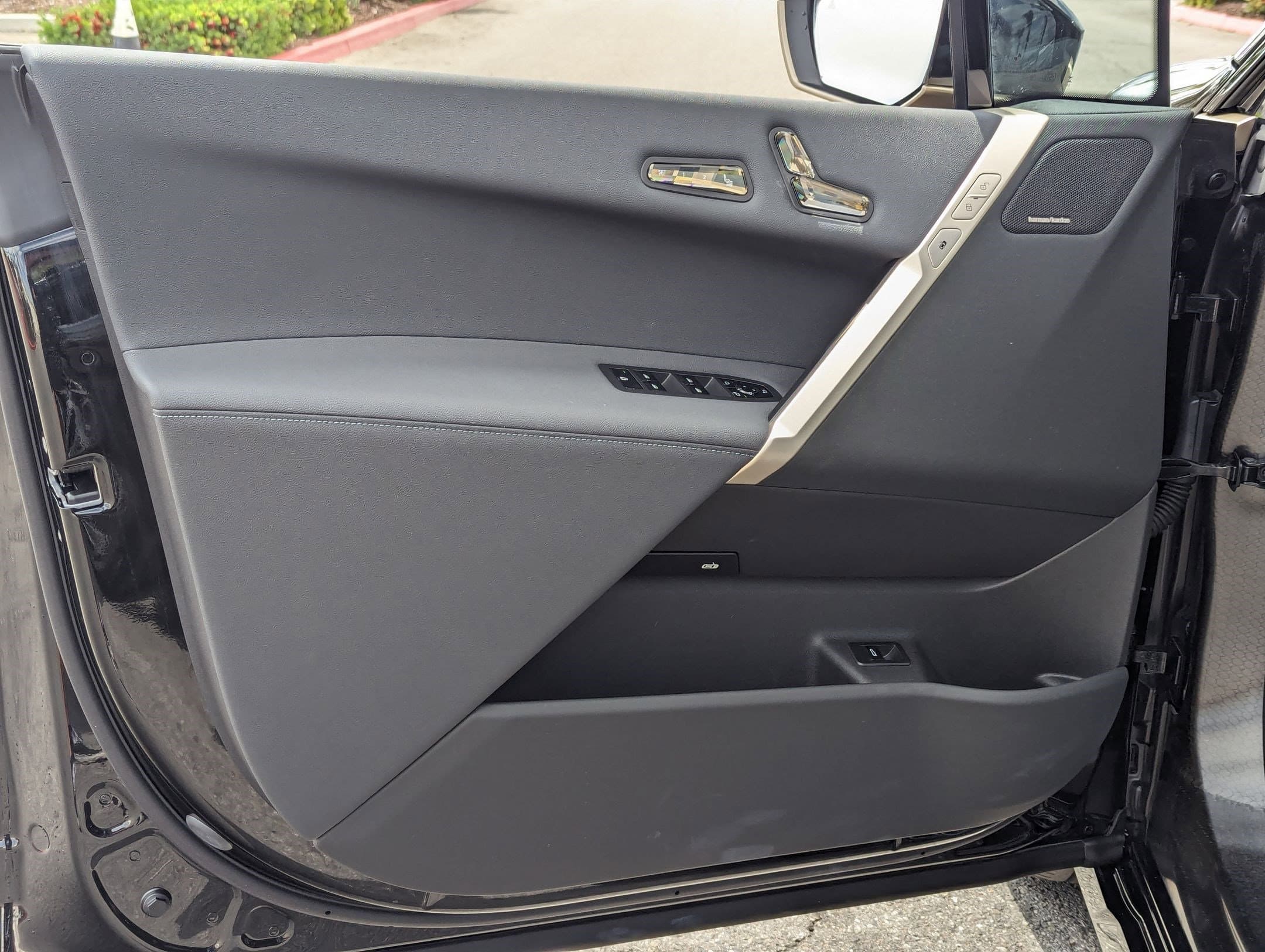 Vehicle photo 12