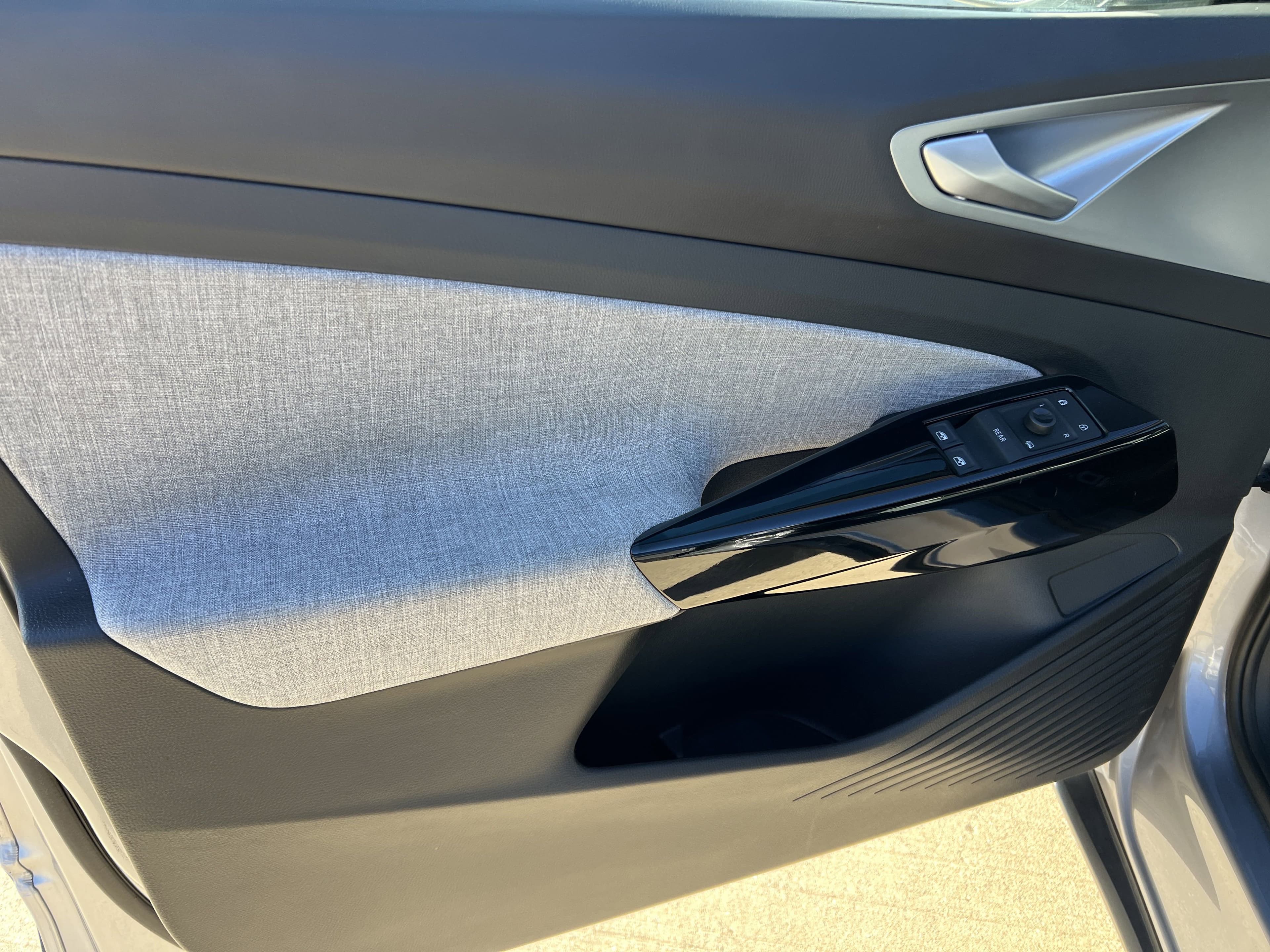 Vehicle photo 11