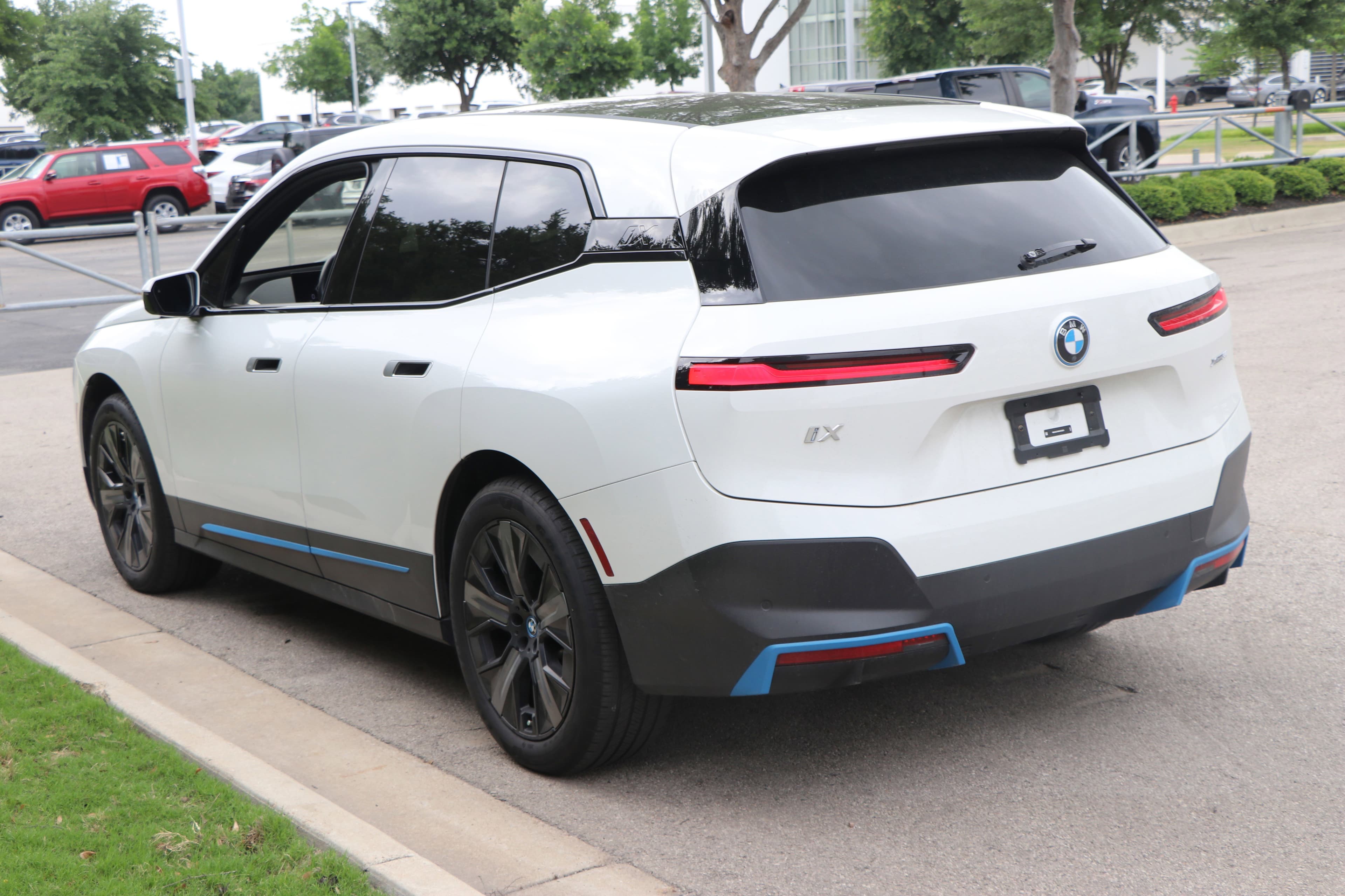 Vehicle photo 11