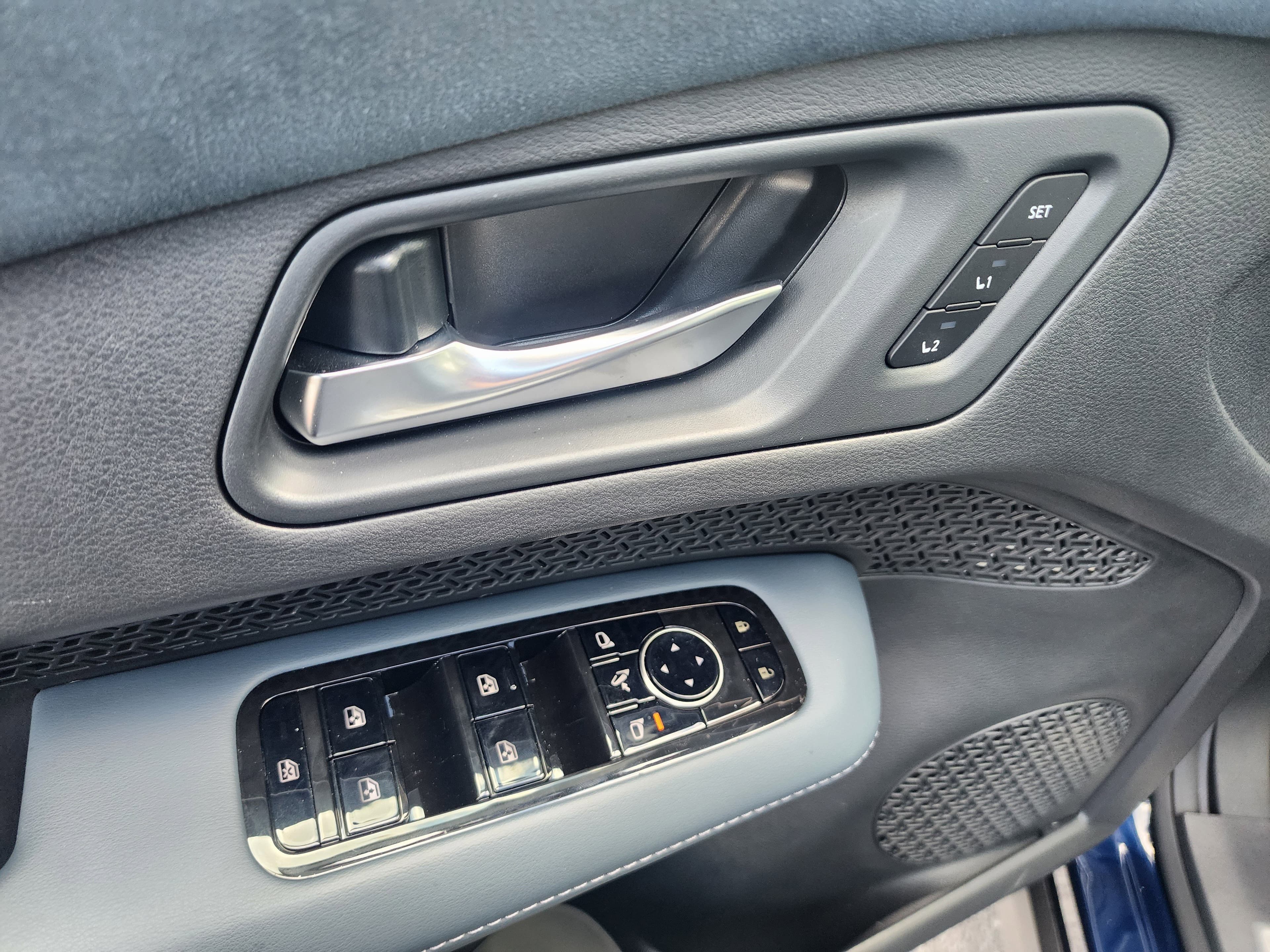 Vehicle photo 23