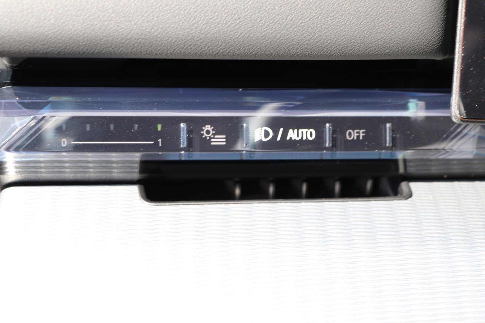 Vehicle photo 23