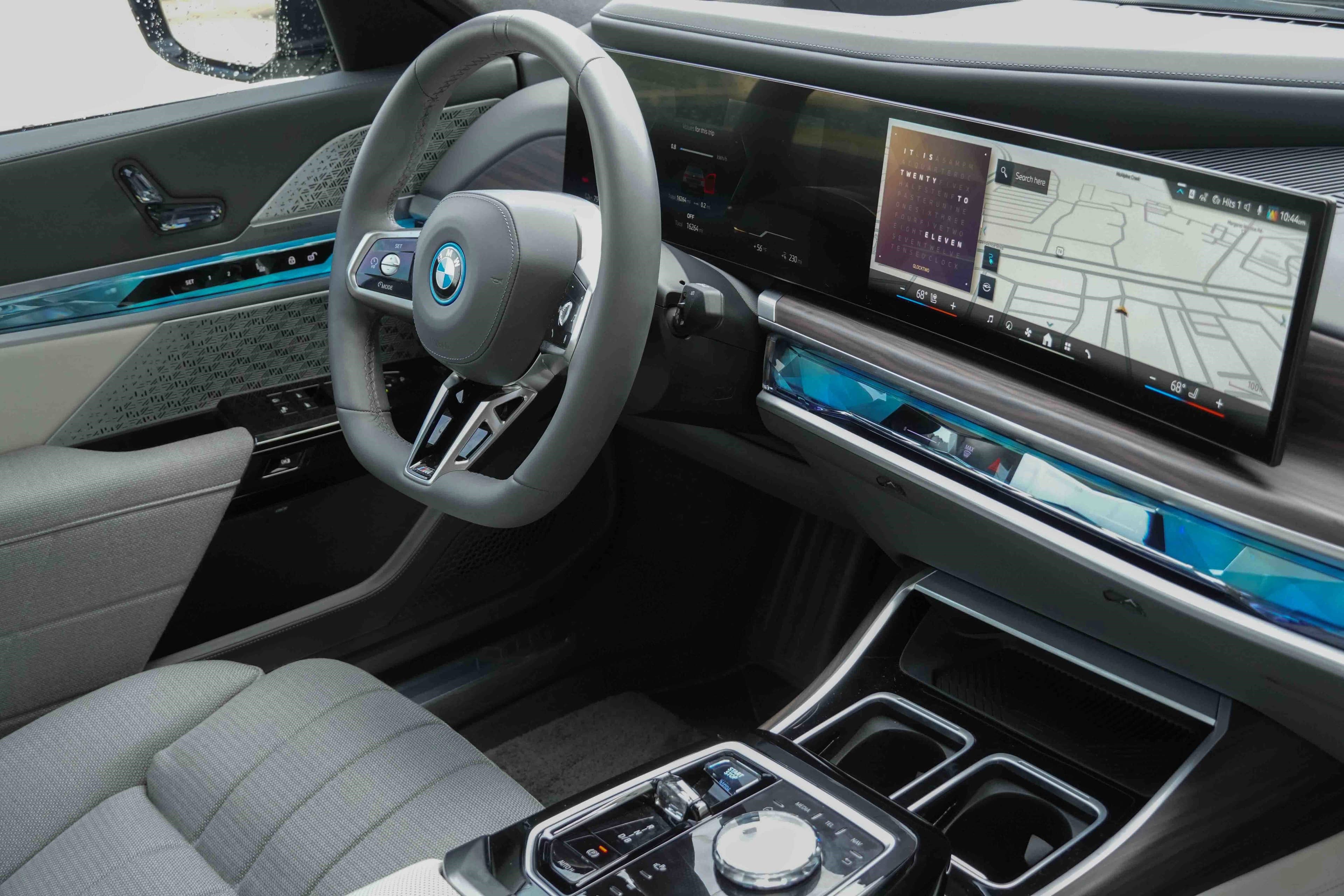 Vehicle photo 23