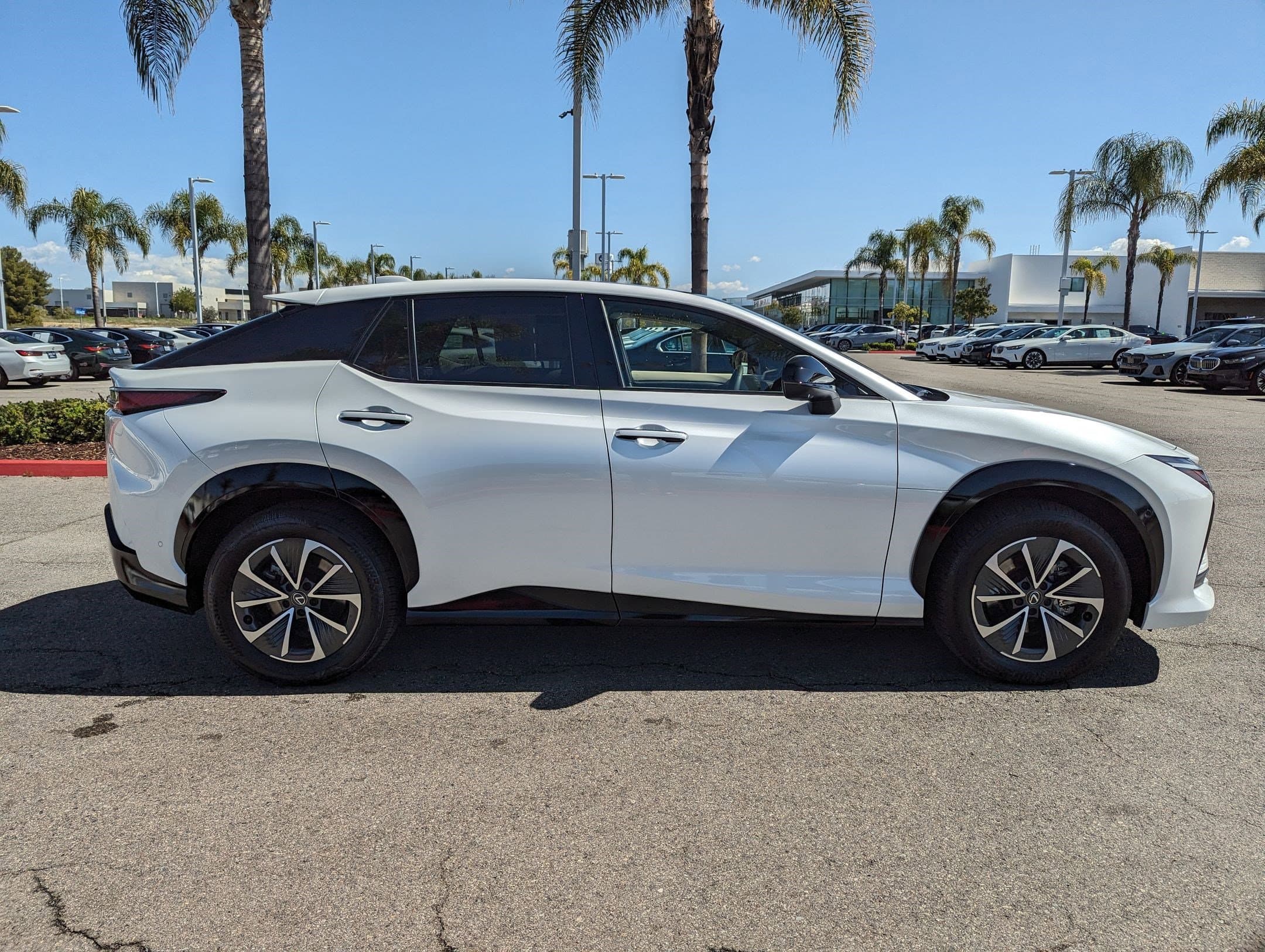 Vehicle photo 9