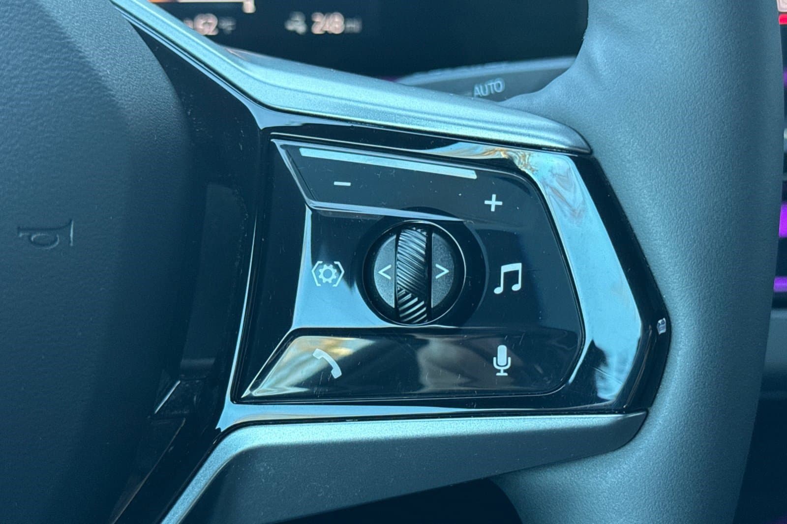 Vehicle photo 30