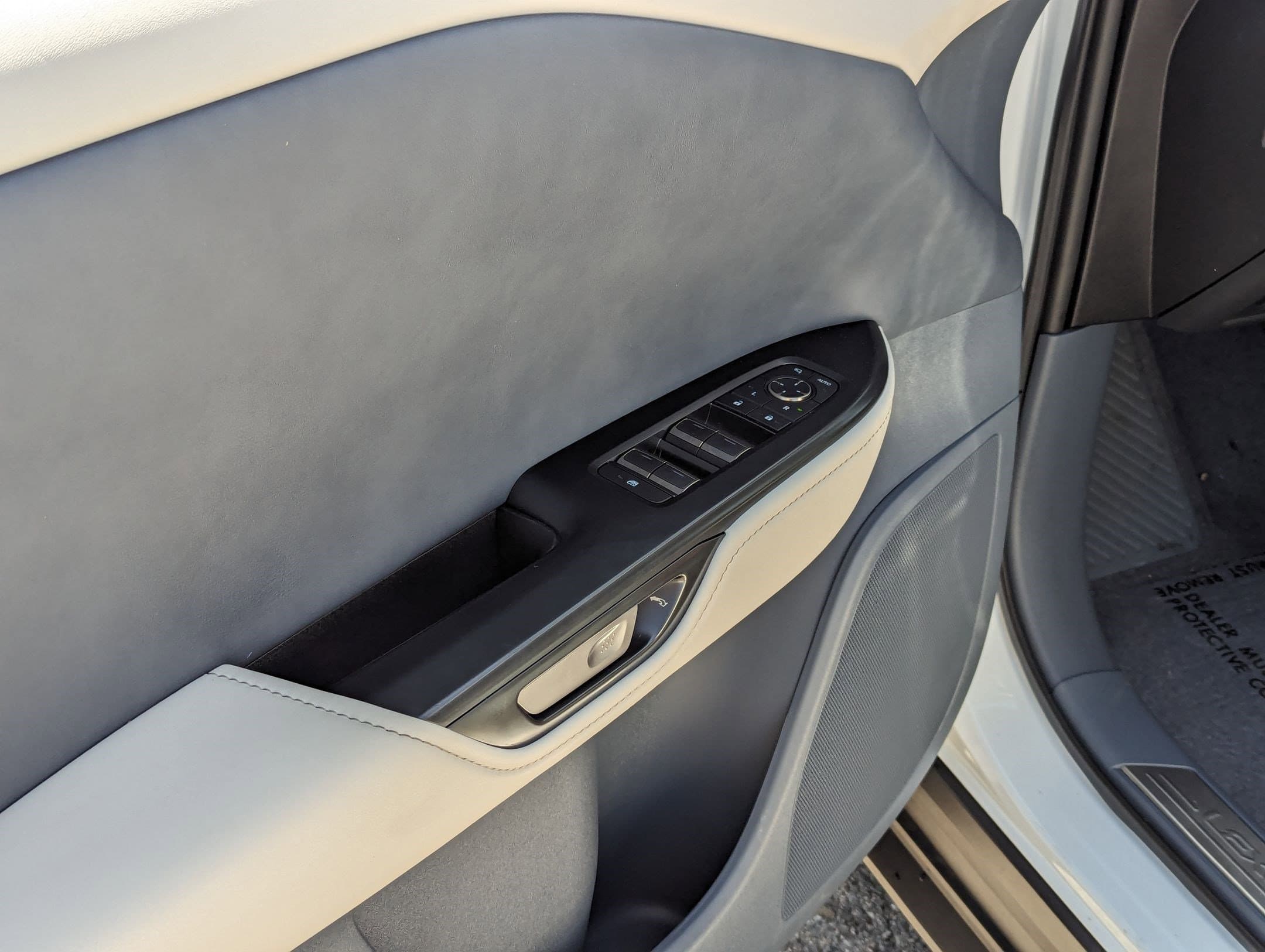 Vehicle photo 13