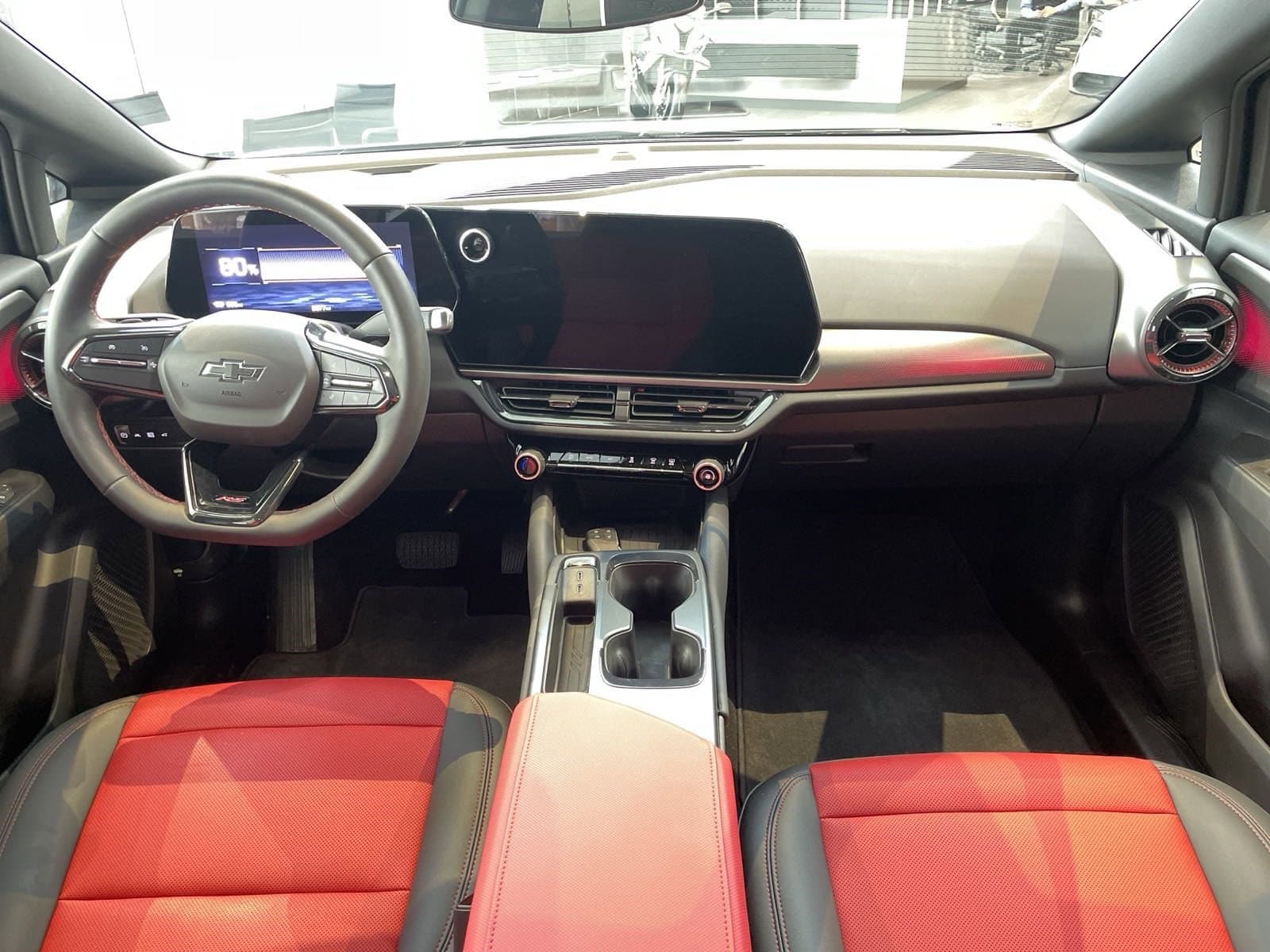 Vehicle photo 26