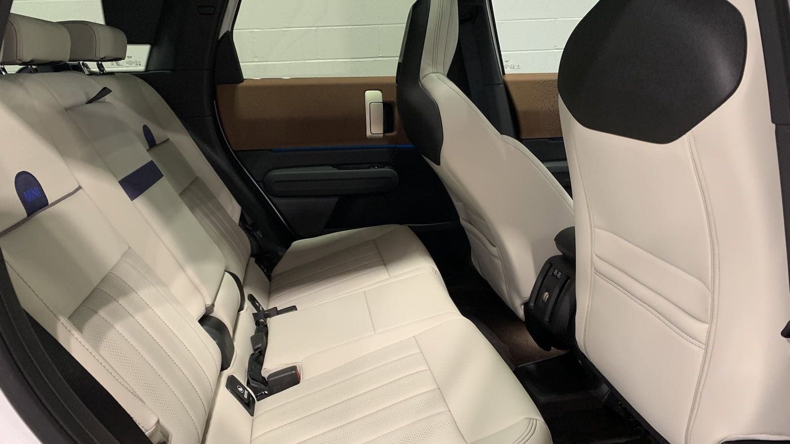 Vehicle photo 26