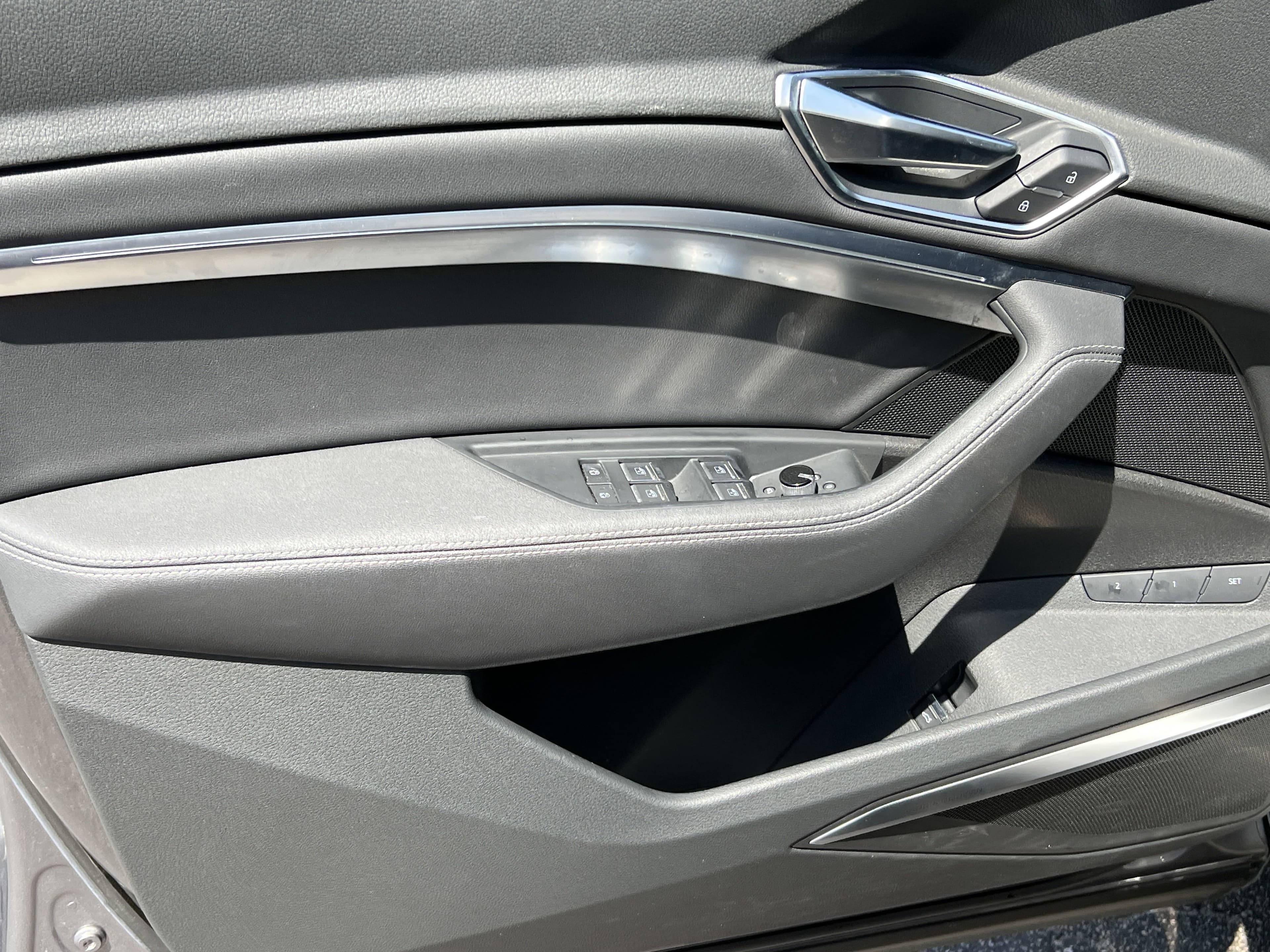 Vehicle photo 12