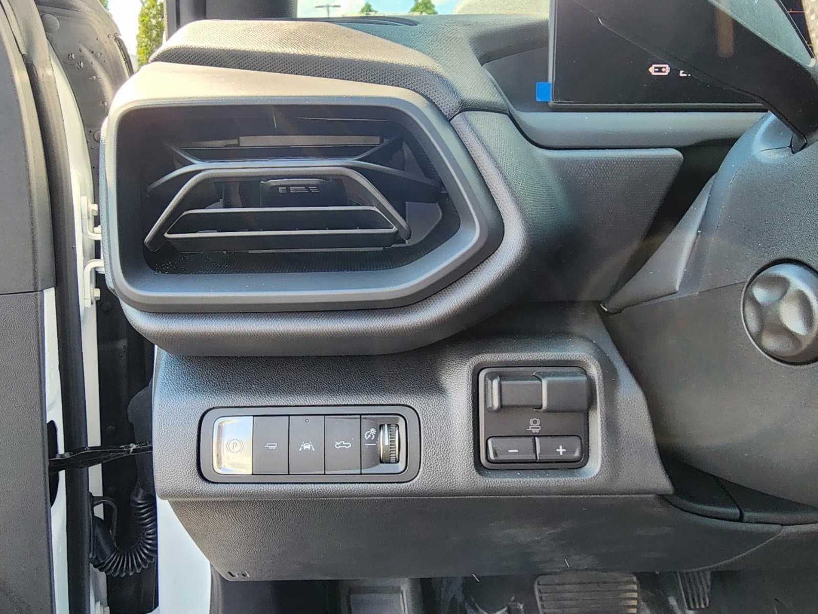 Vehicle photo 26