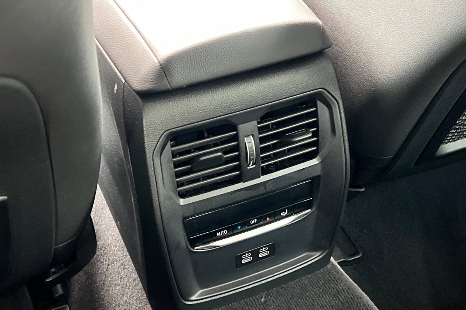 Vehicle photo 14