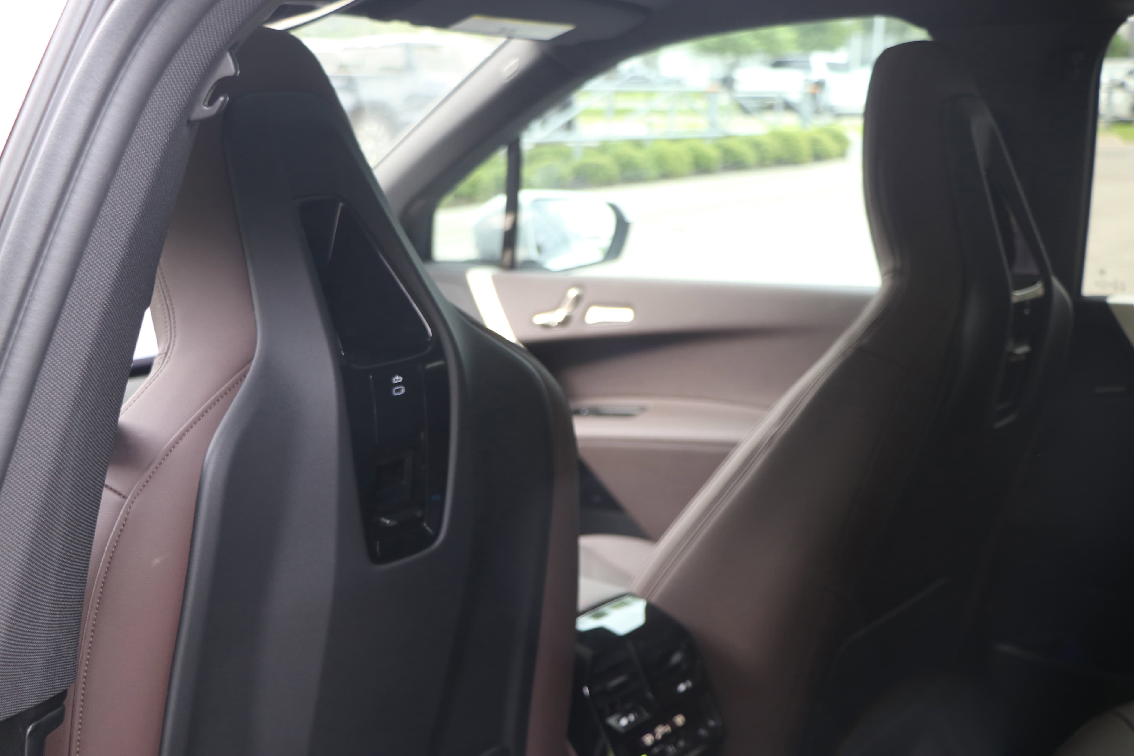Vehicle photo 32