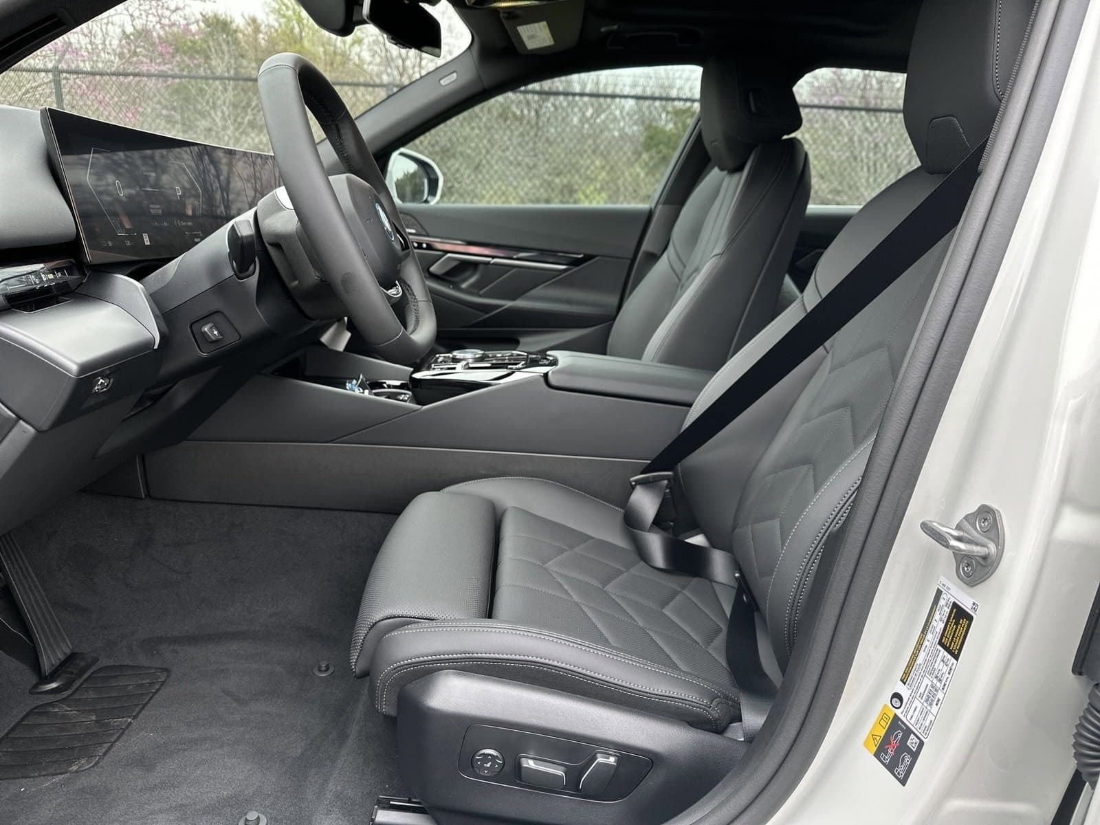 Vehicle photo 13