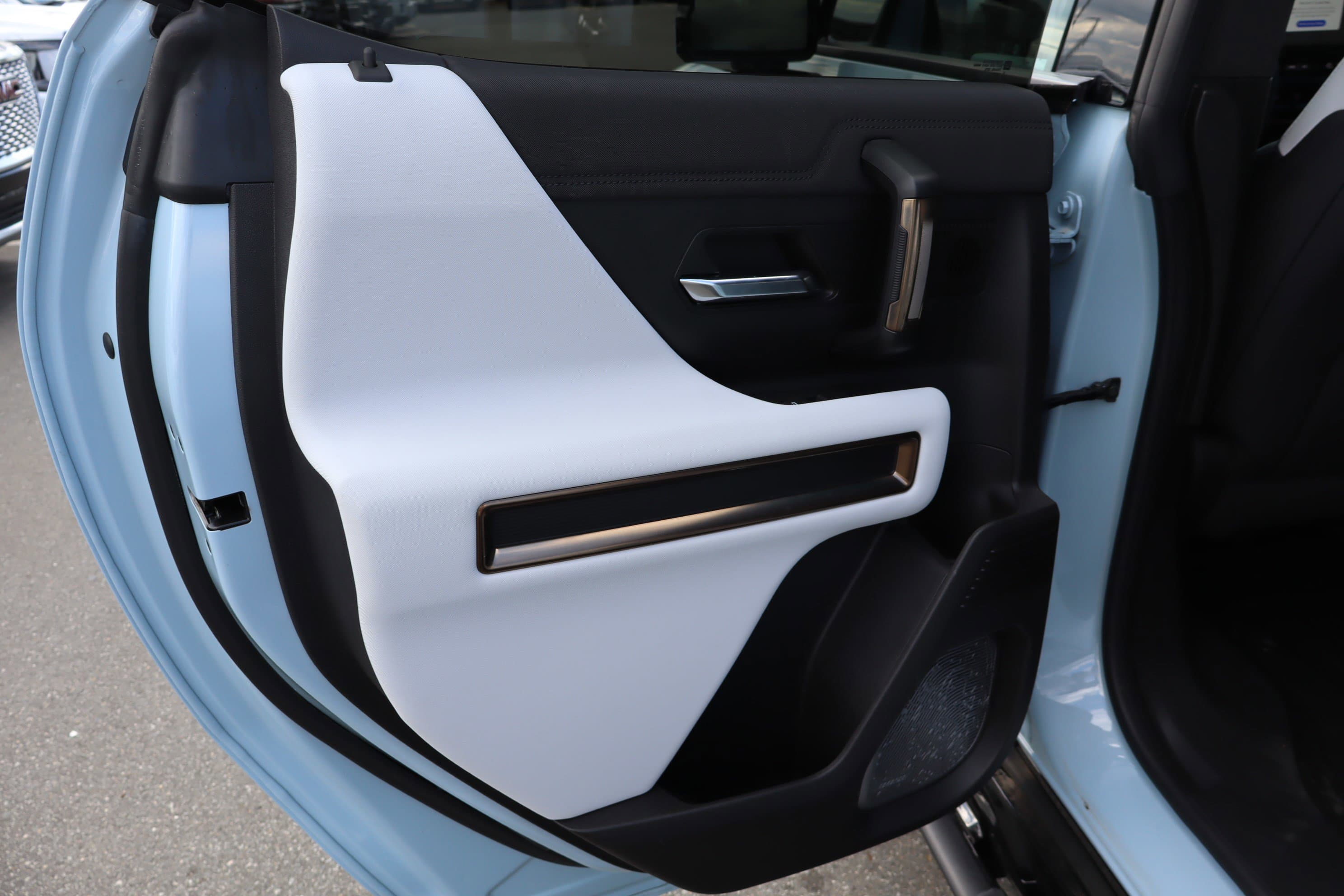 Vehicle photo 34