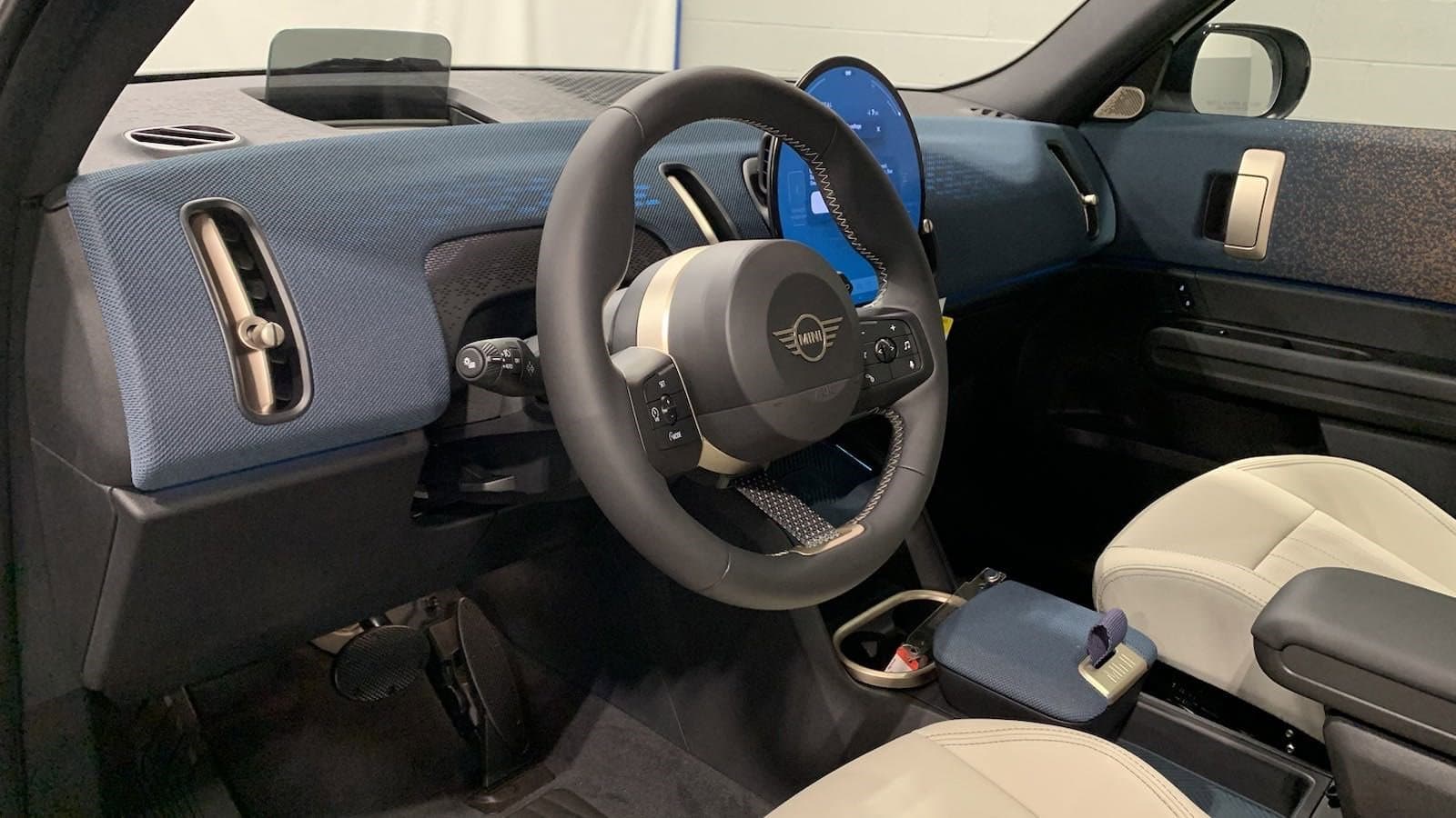 Vehicle photo 11