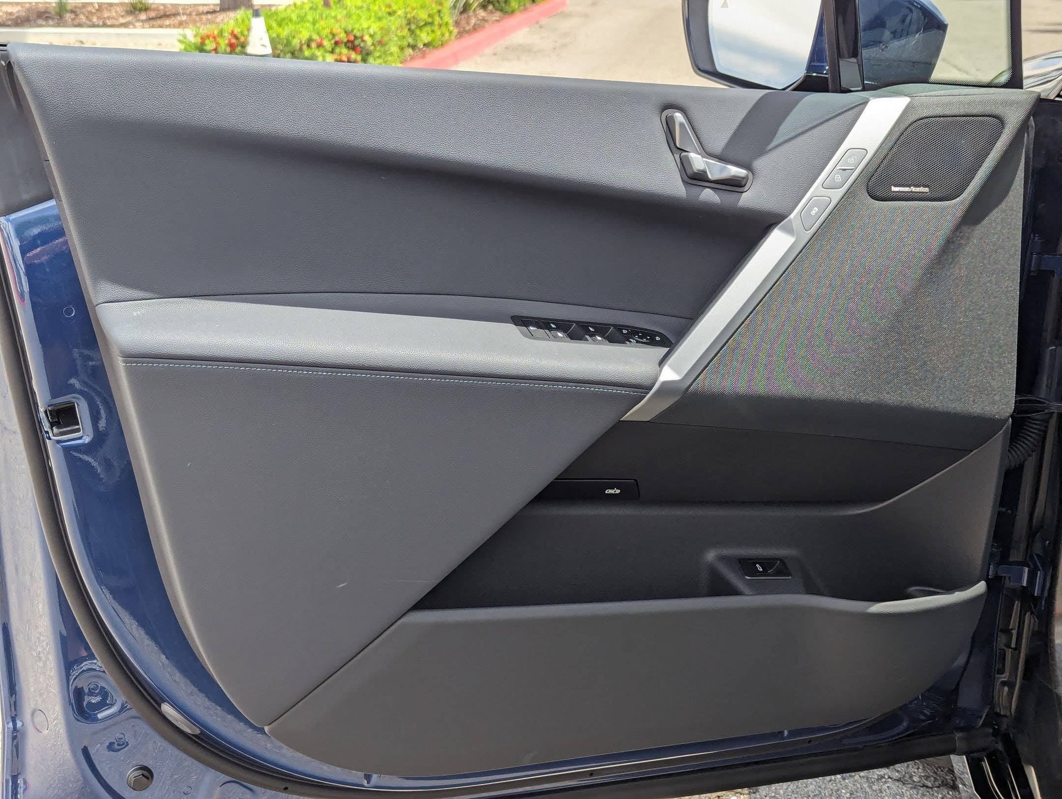 Vehicle photo 12