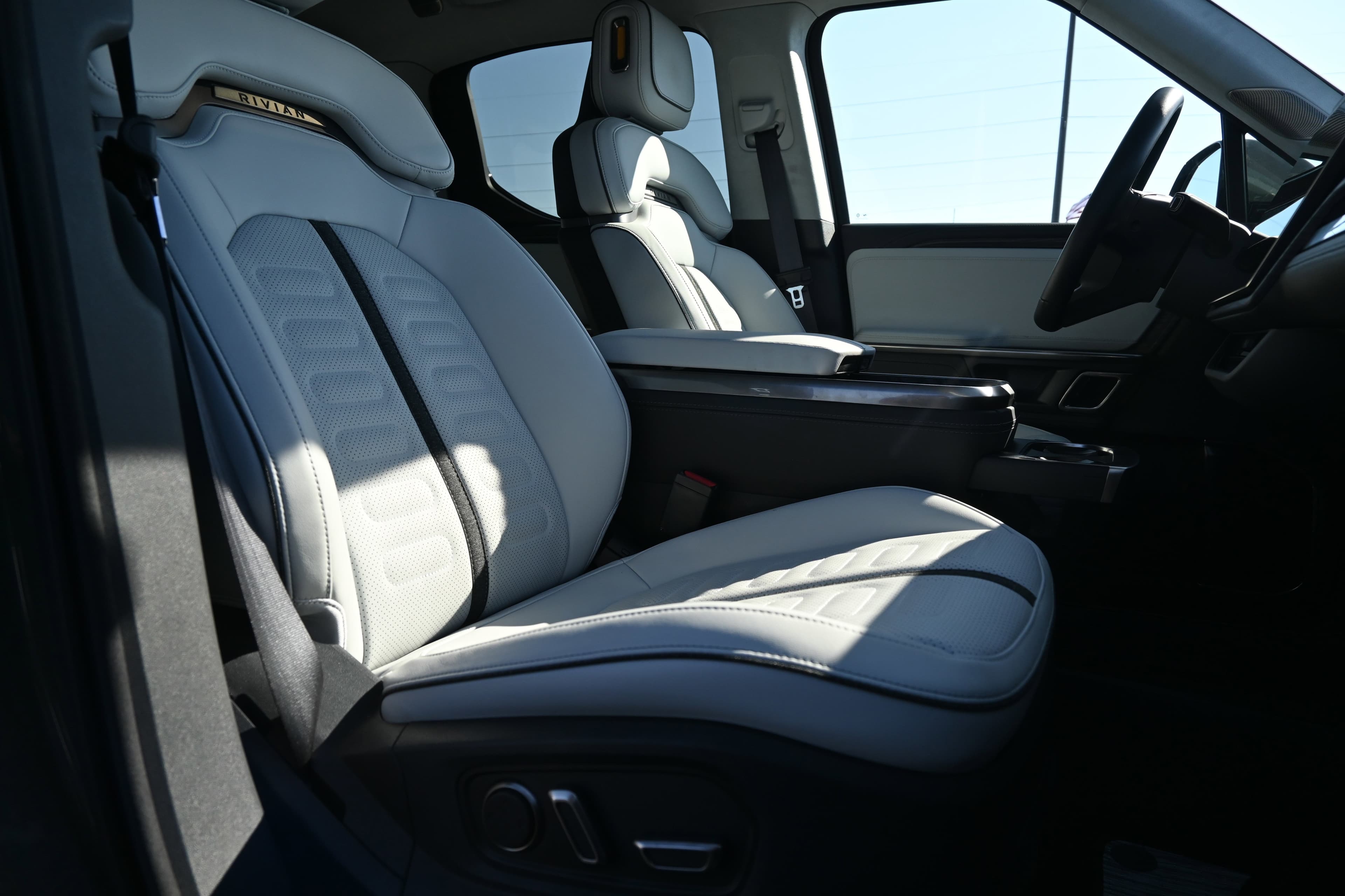 Vehicle photo 30