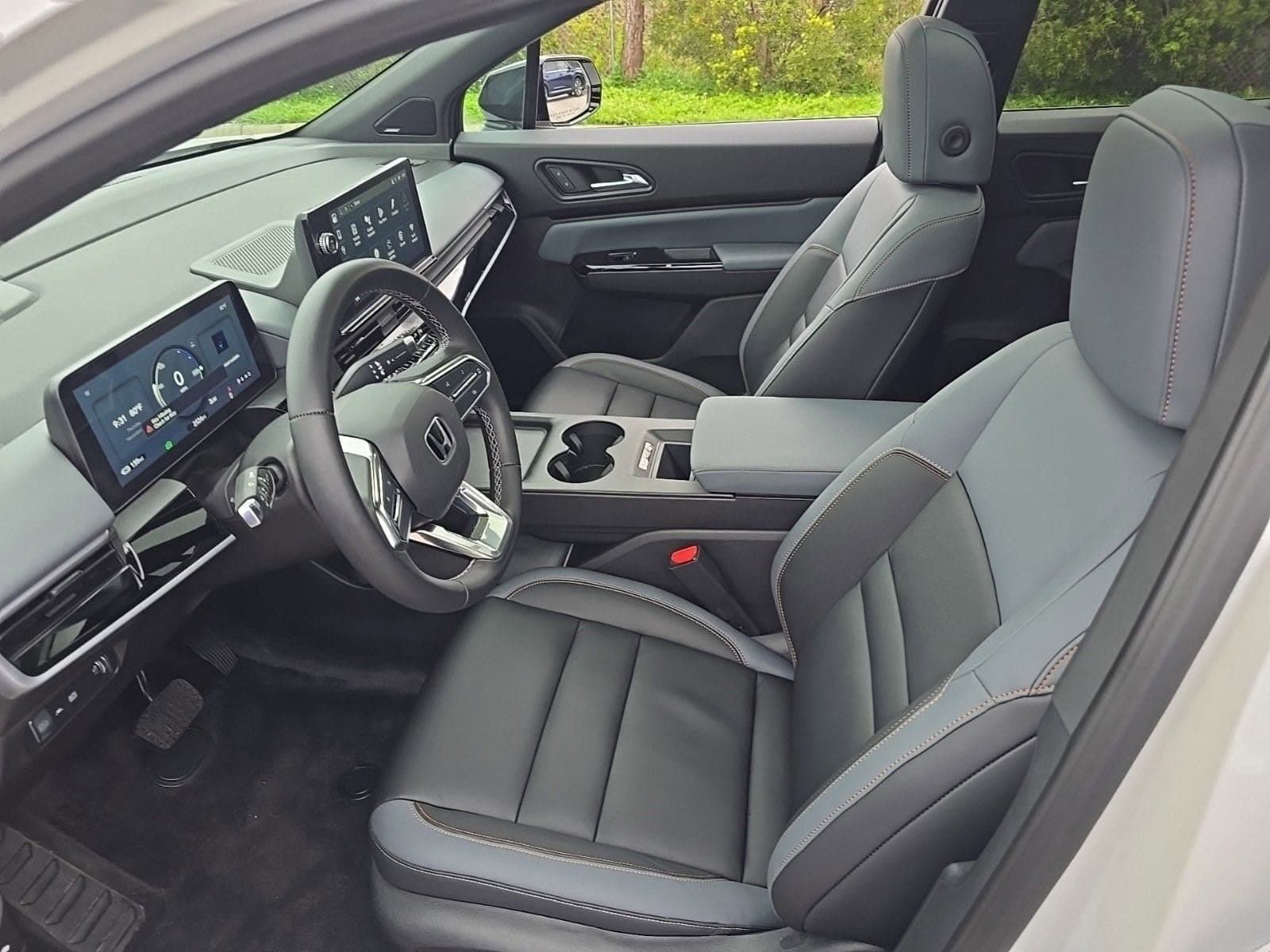 Vehicle photo 13
