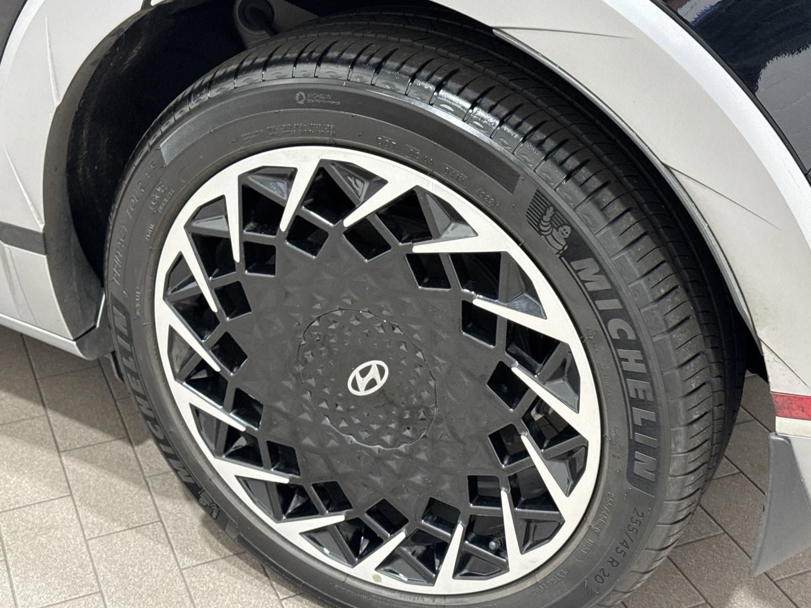 Vehicle photo 32
