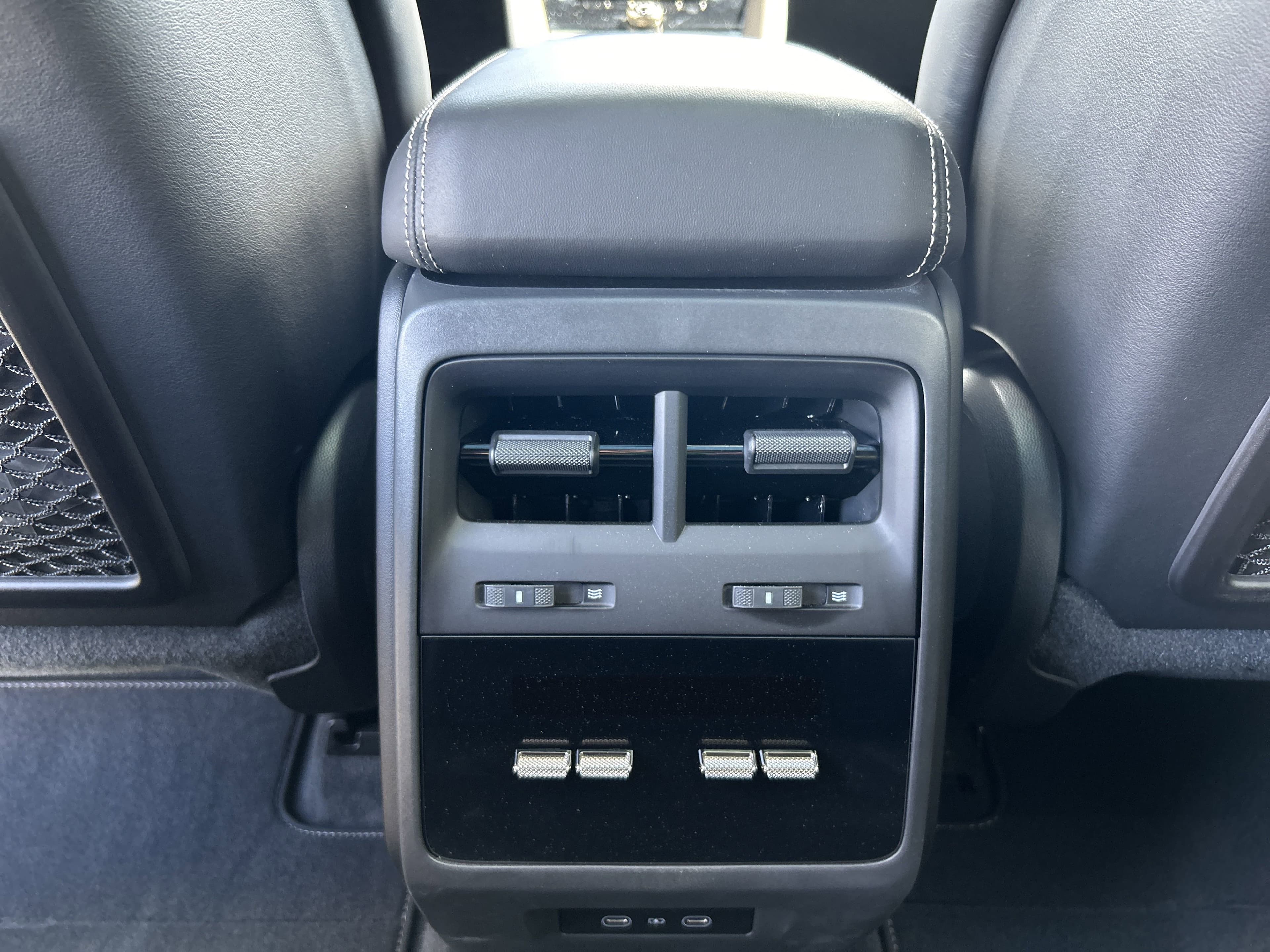 Vehicle photo 29