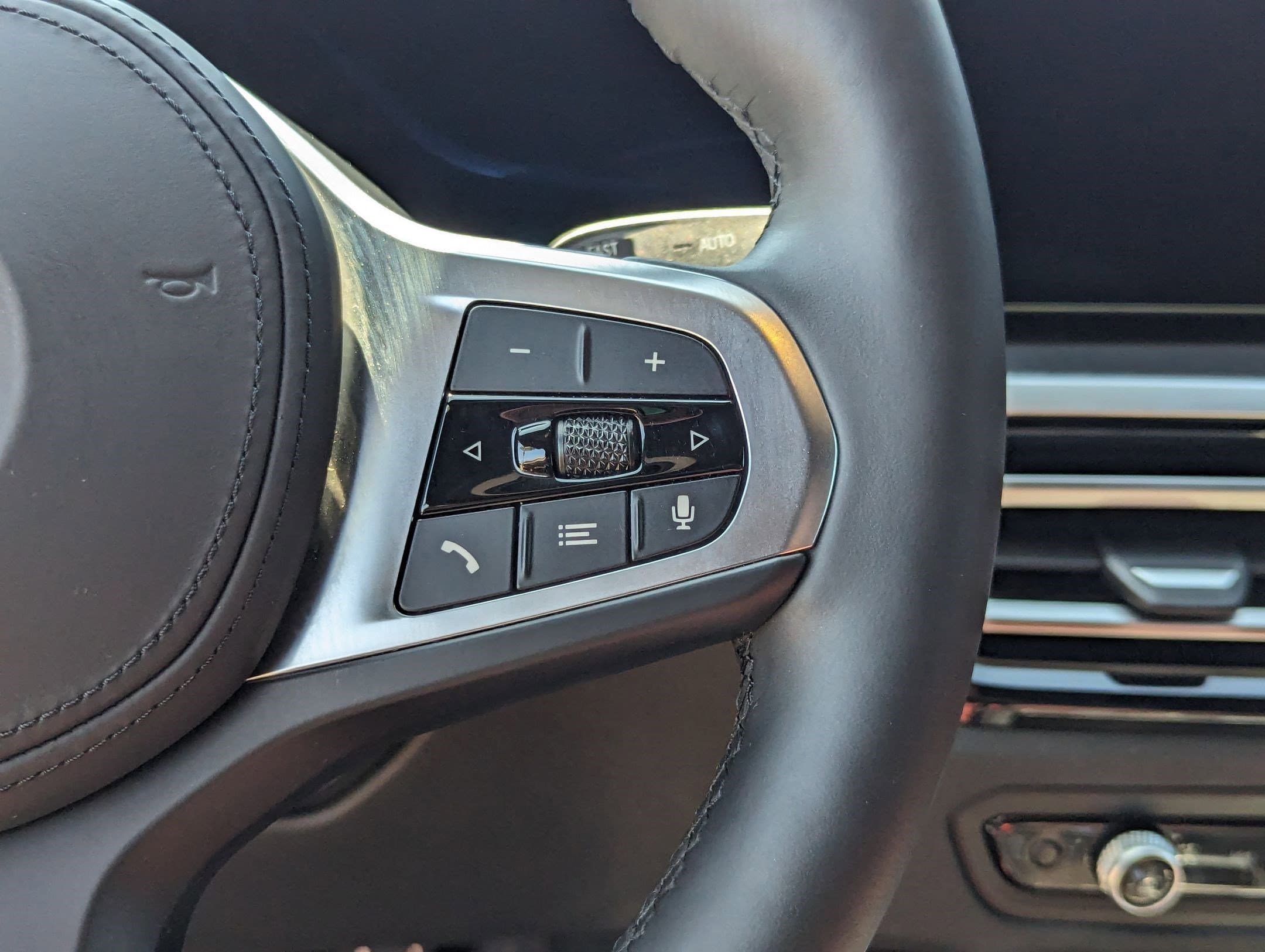 Vehicle photo 18