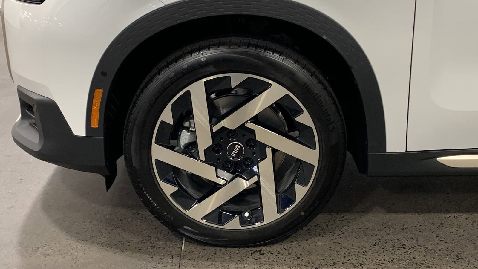 Vehicle photo 8