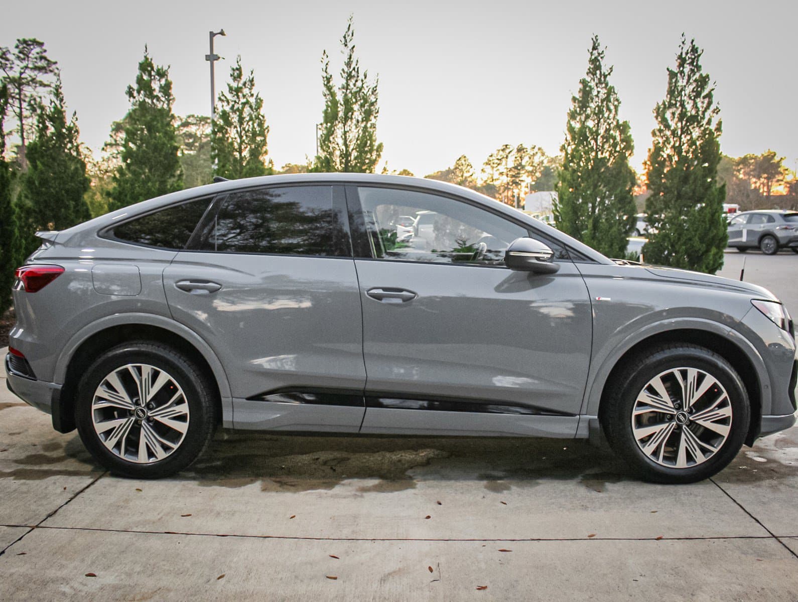 Vehicle photo 9