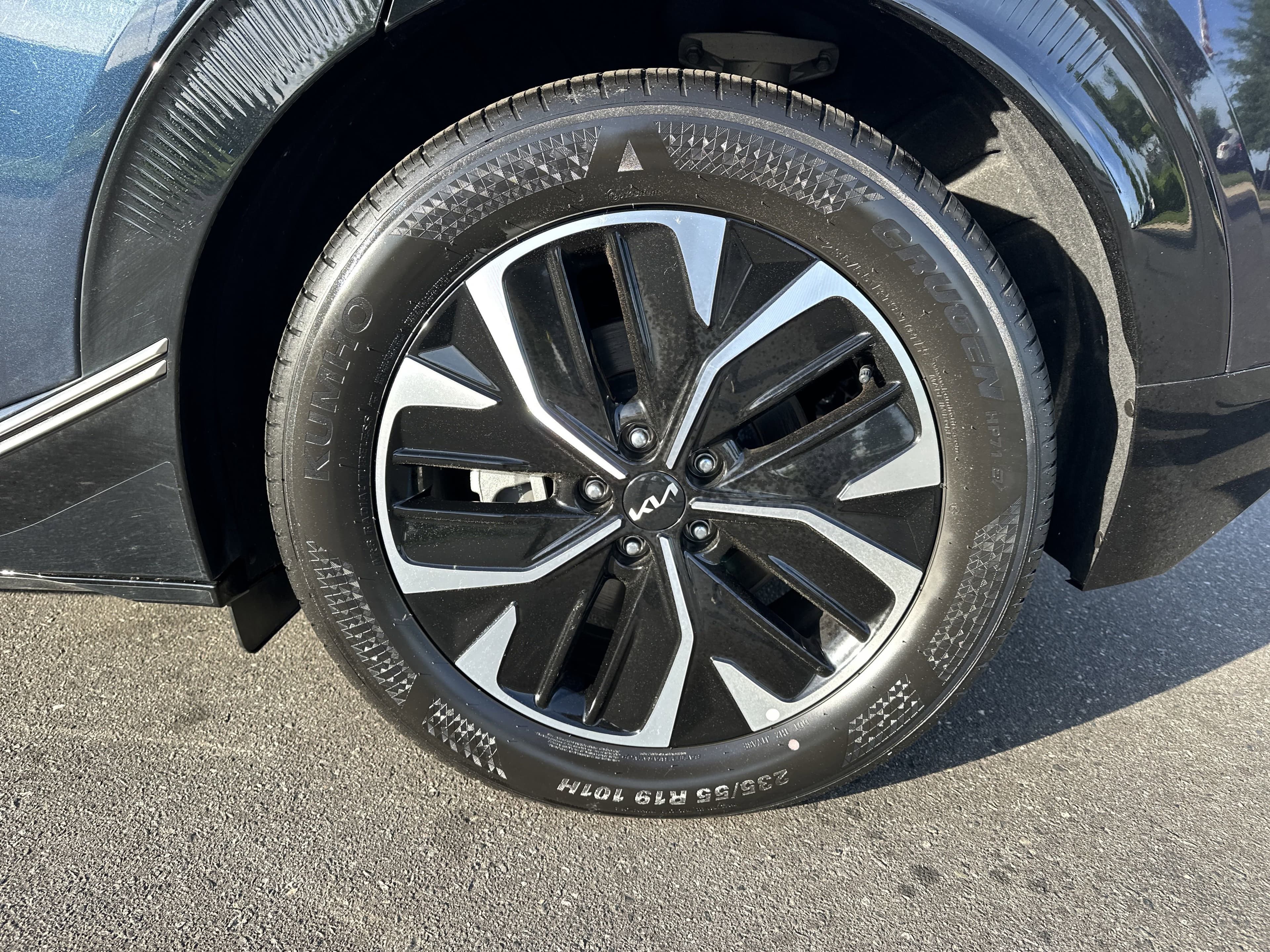 Vehicle photo 12