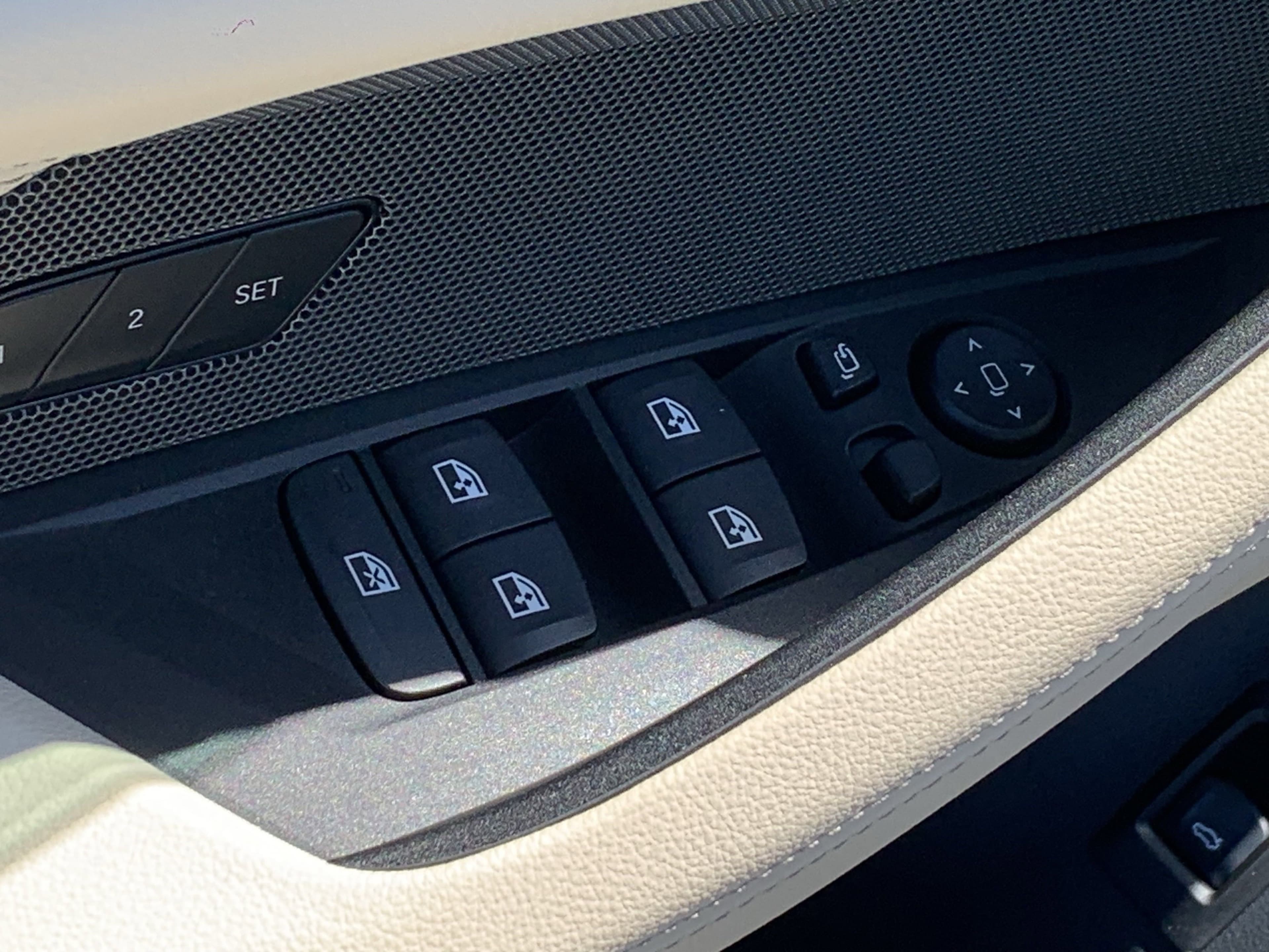Vehicle photo 12