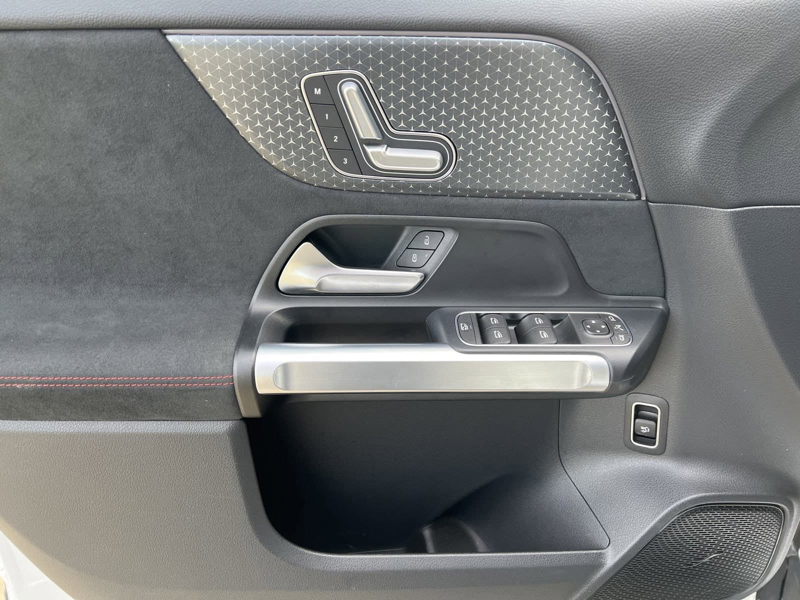 Vehicle photo 12