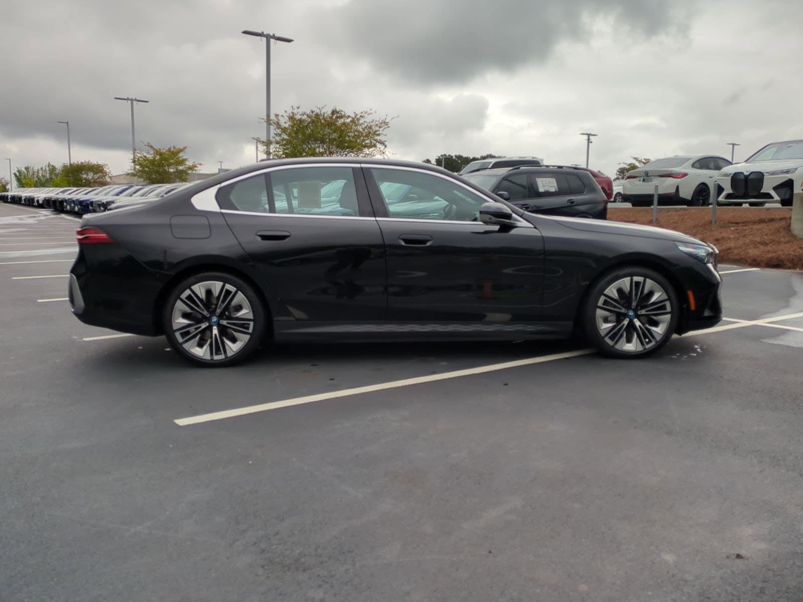 Vehicle photo 9