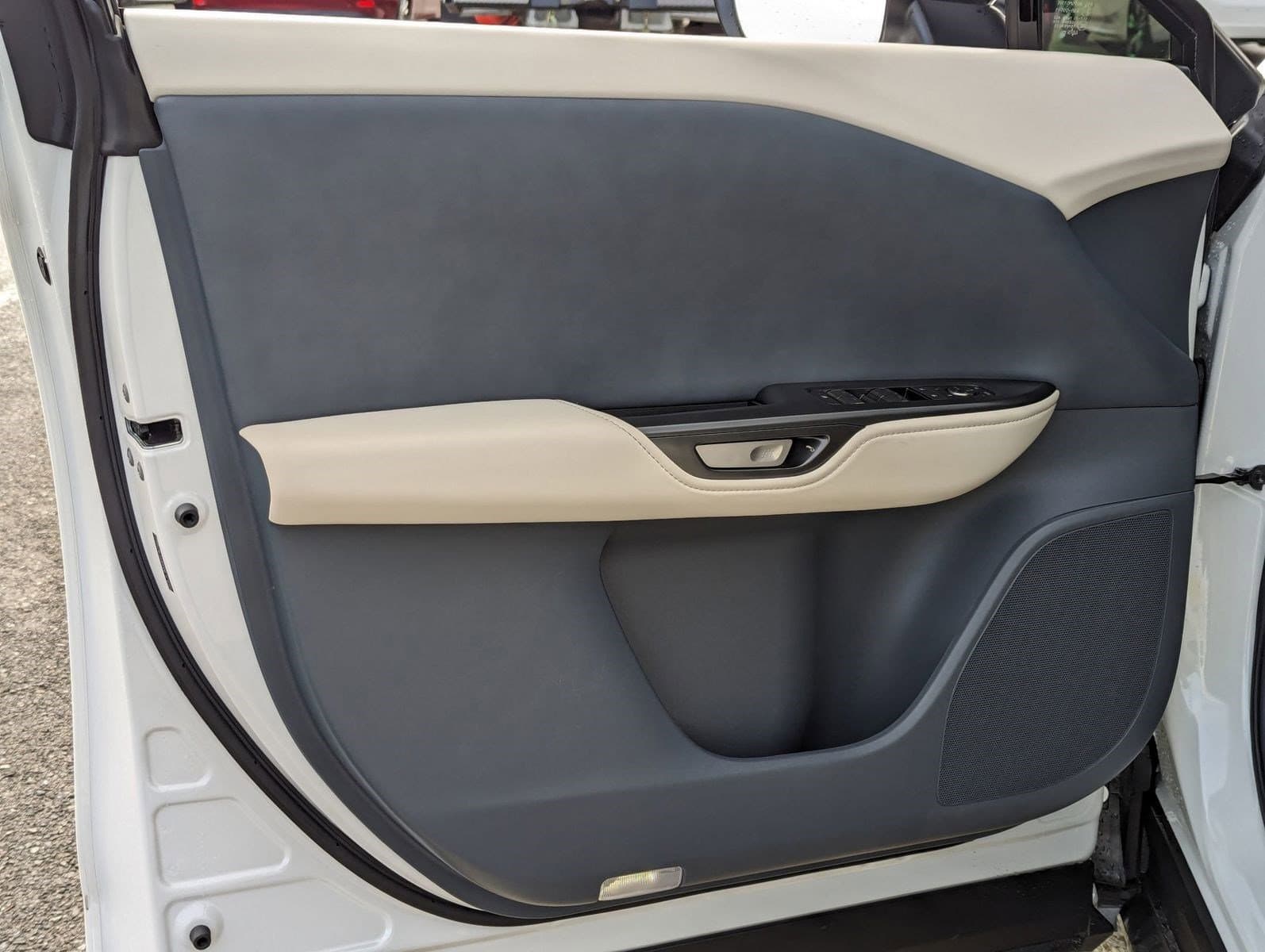 Vehicle photo 12