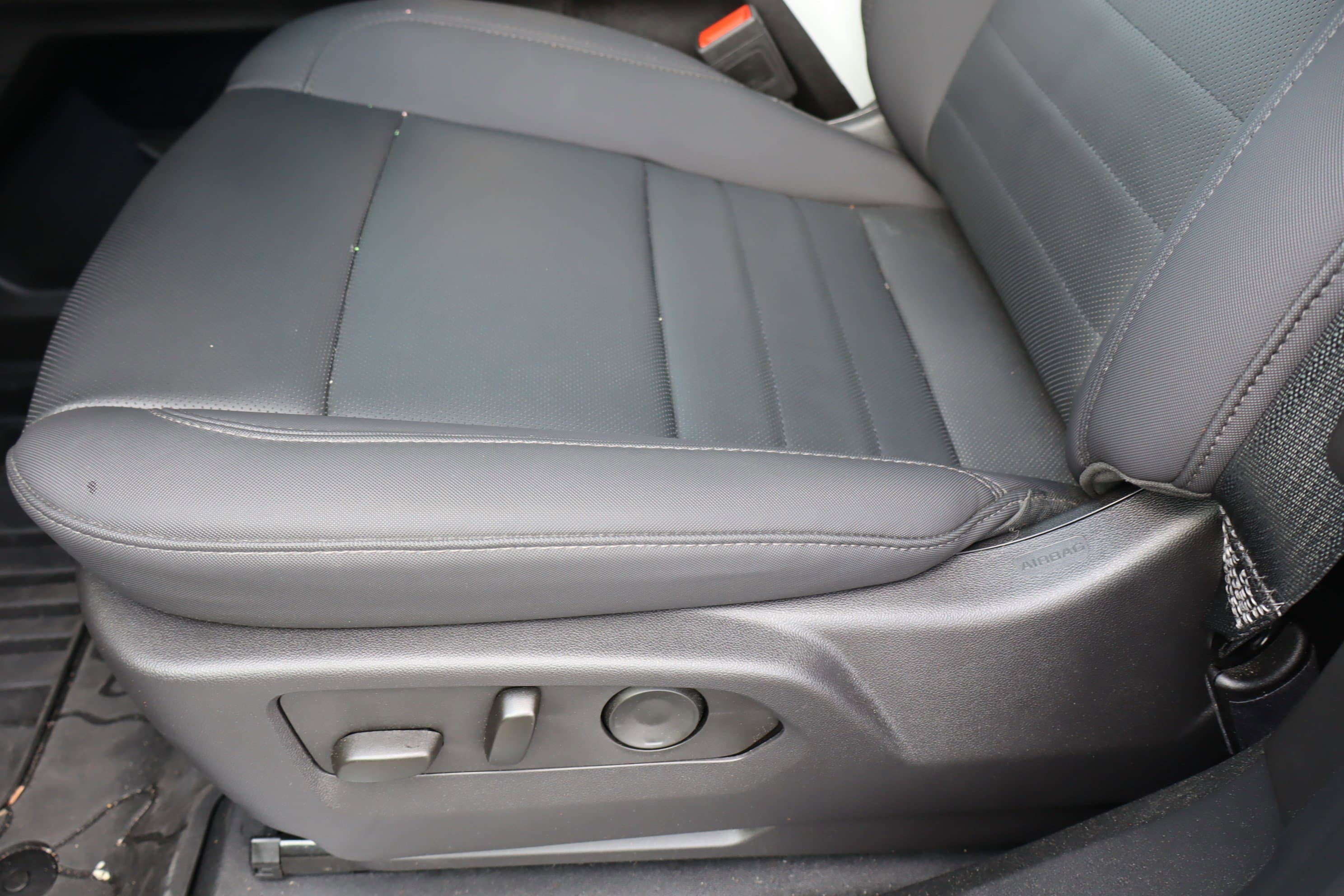 Vehicle photo 19