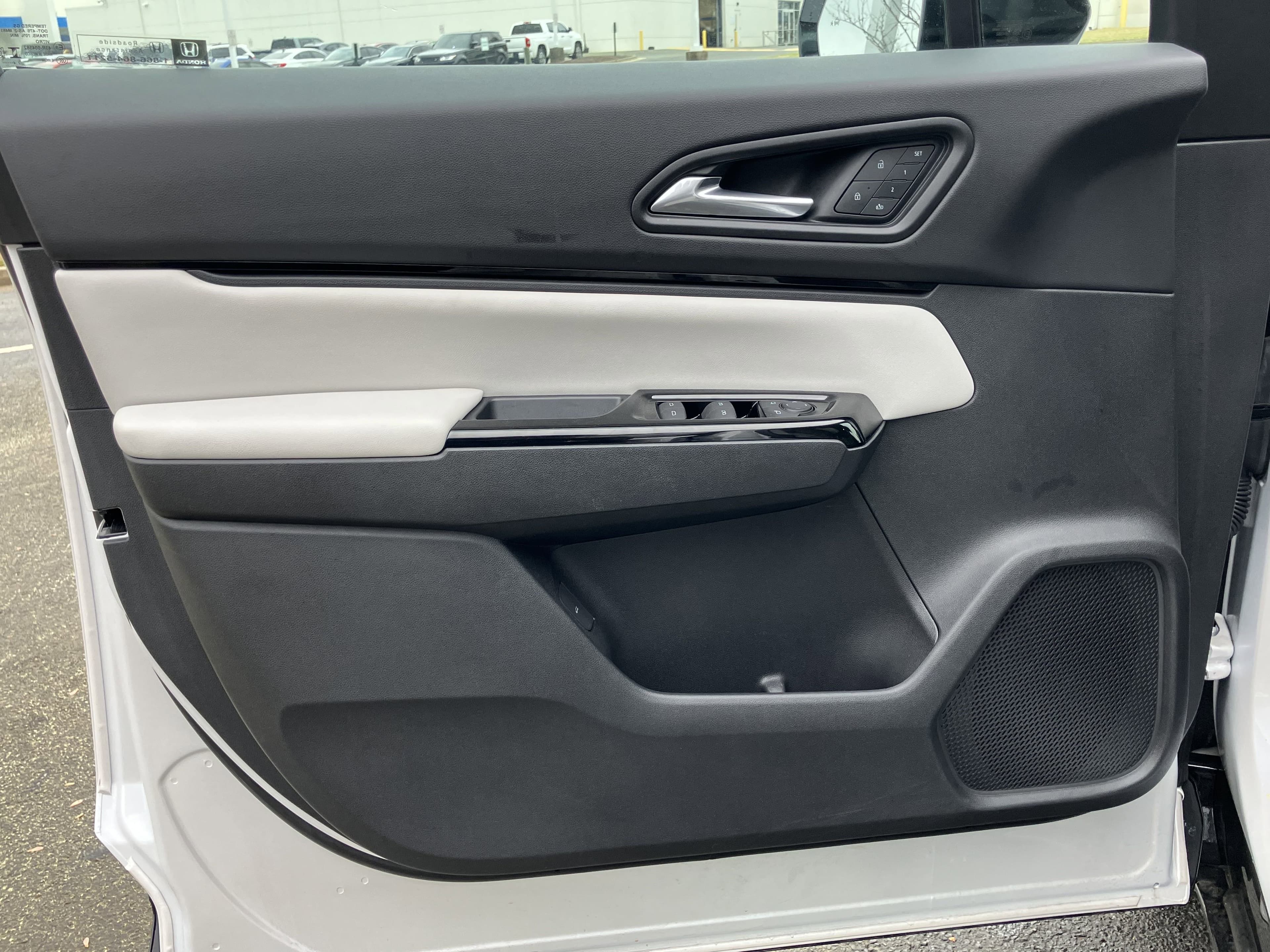 Vehicle photo 12