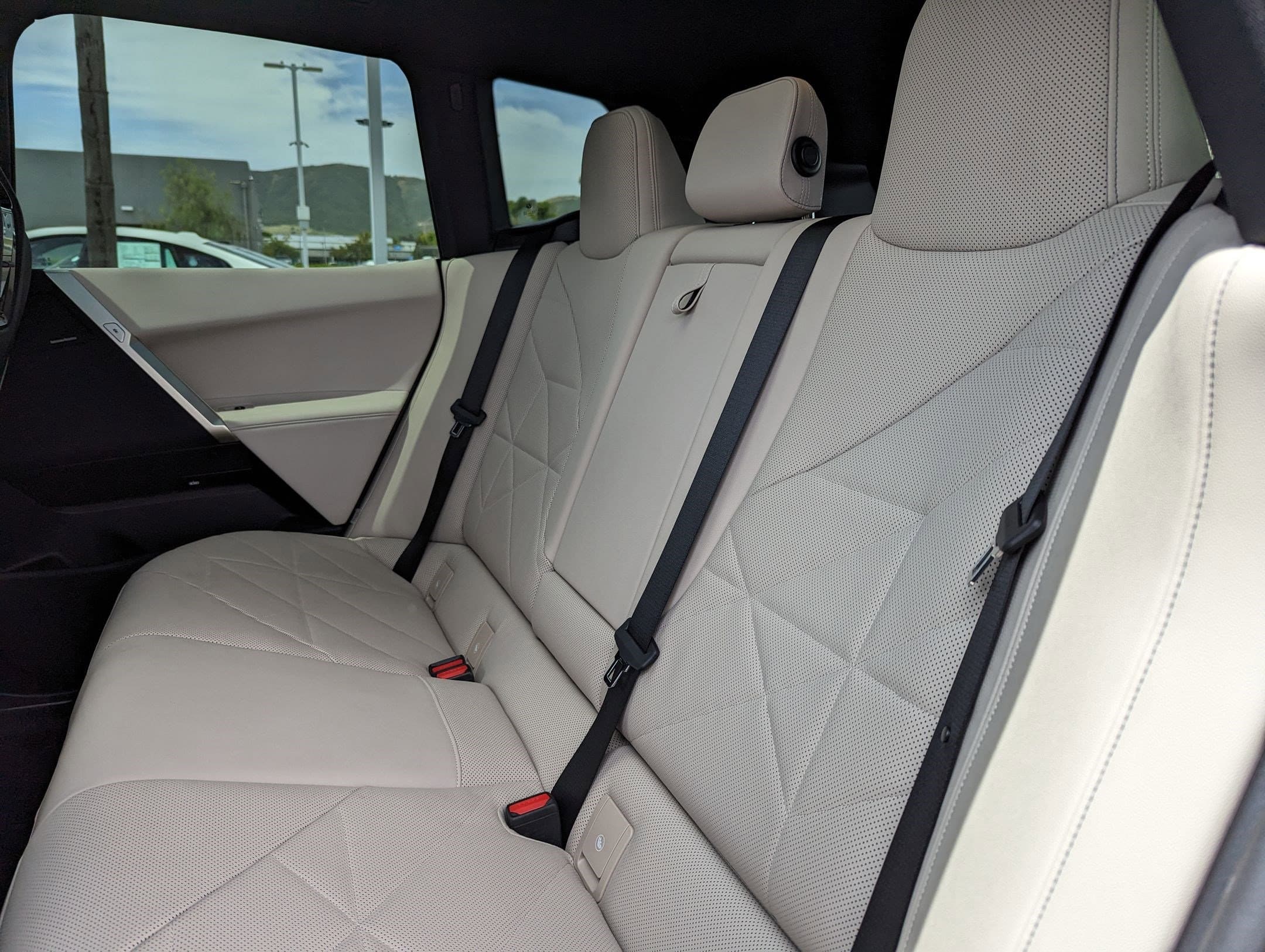 Vehicle photo 30